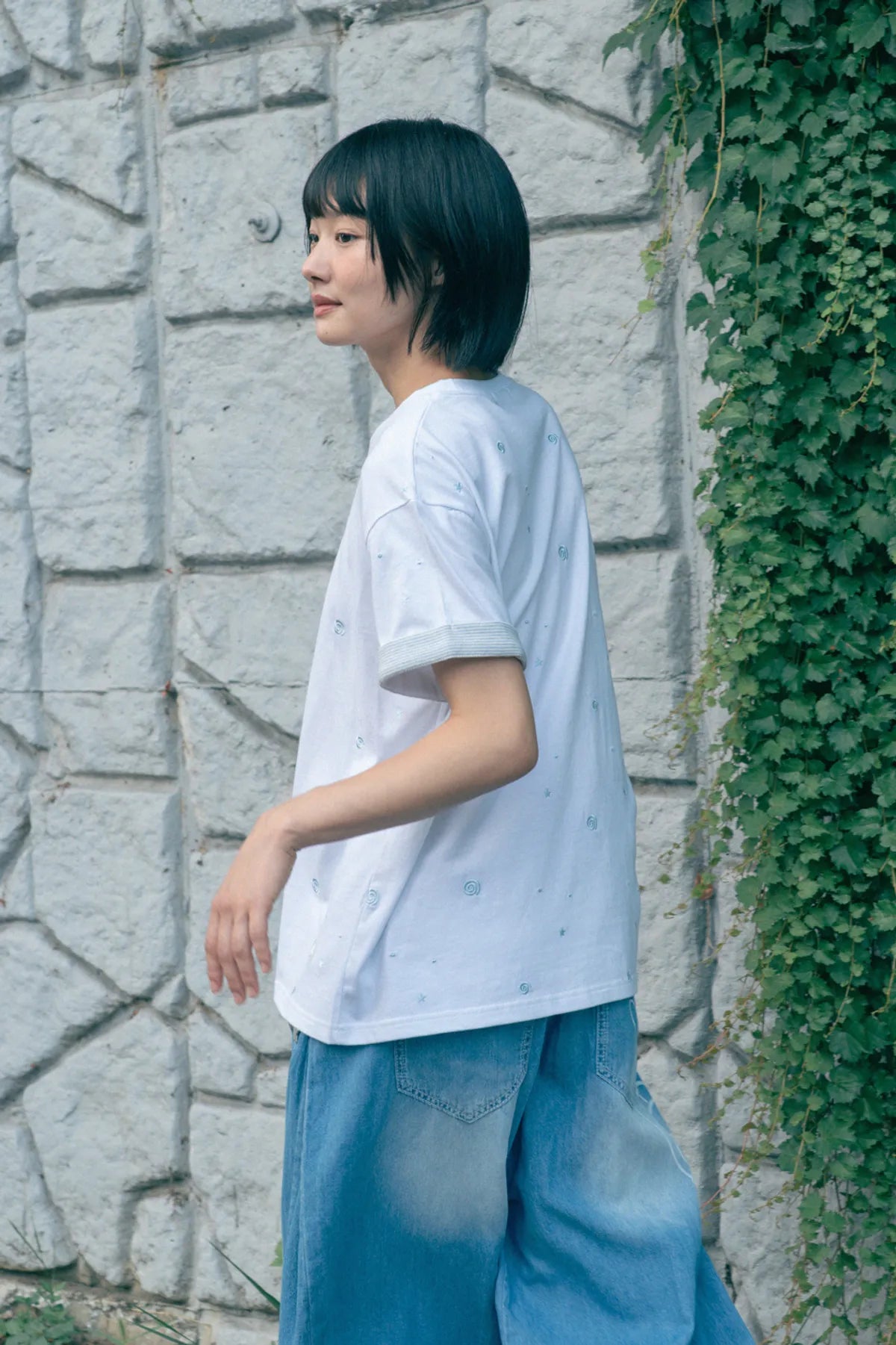 HUGYOURSKIN EMBO ROLL-UP TEE (WHITE)
