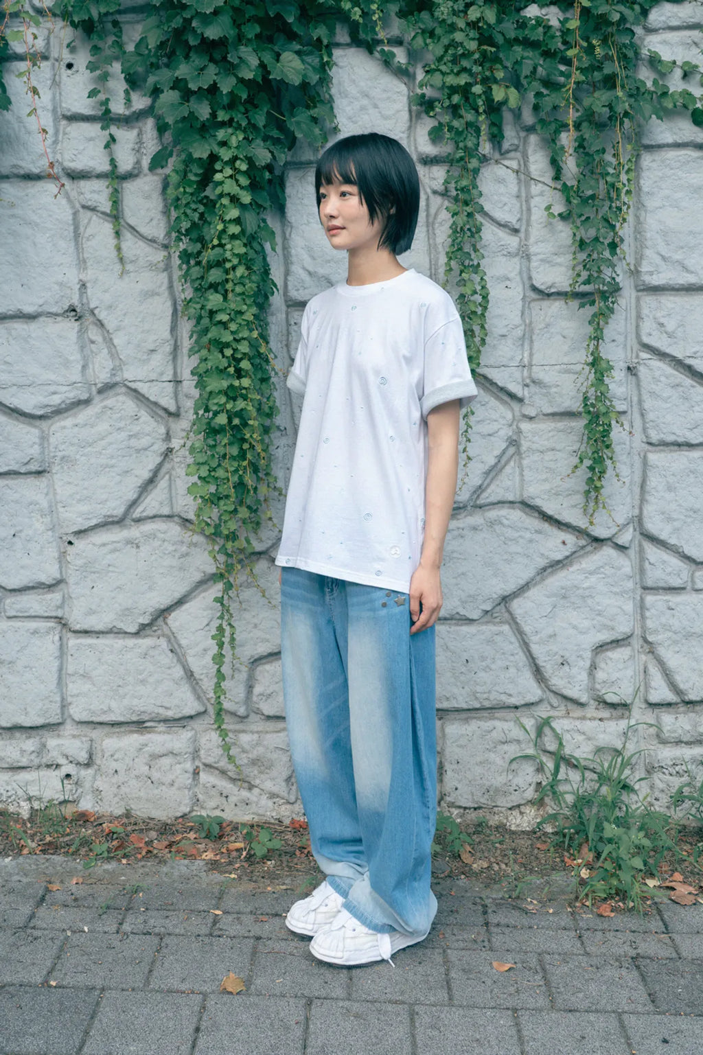 HUGYOURSKIN EMBO ROLL-UP TEE (WHITE)