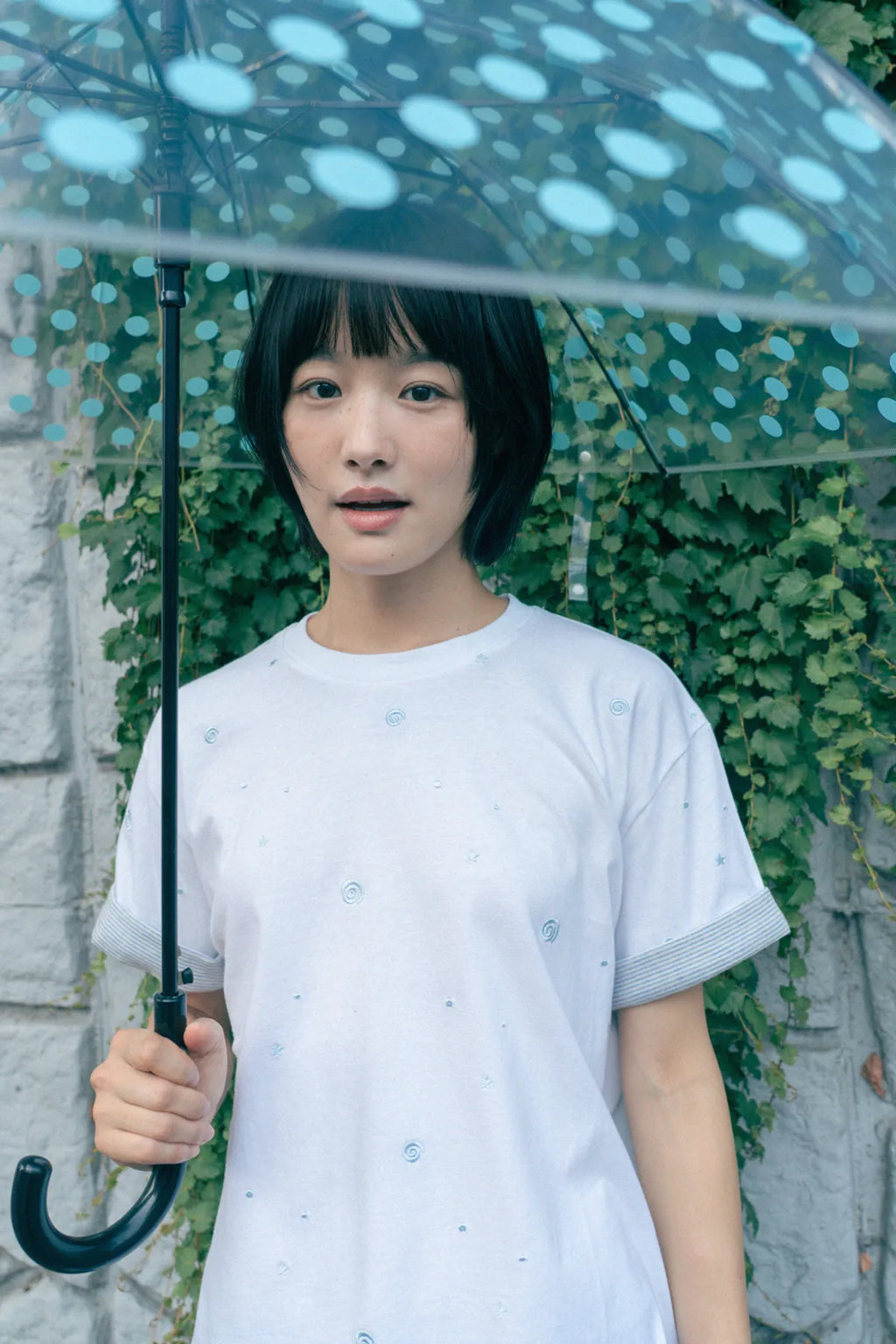HUGYOURSKIN EMBO ROLL-UP TEE (WHITE)
