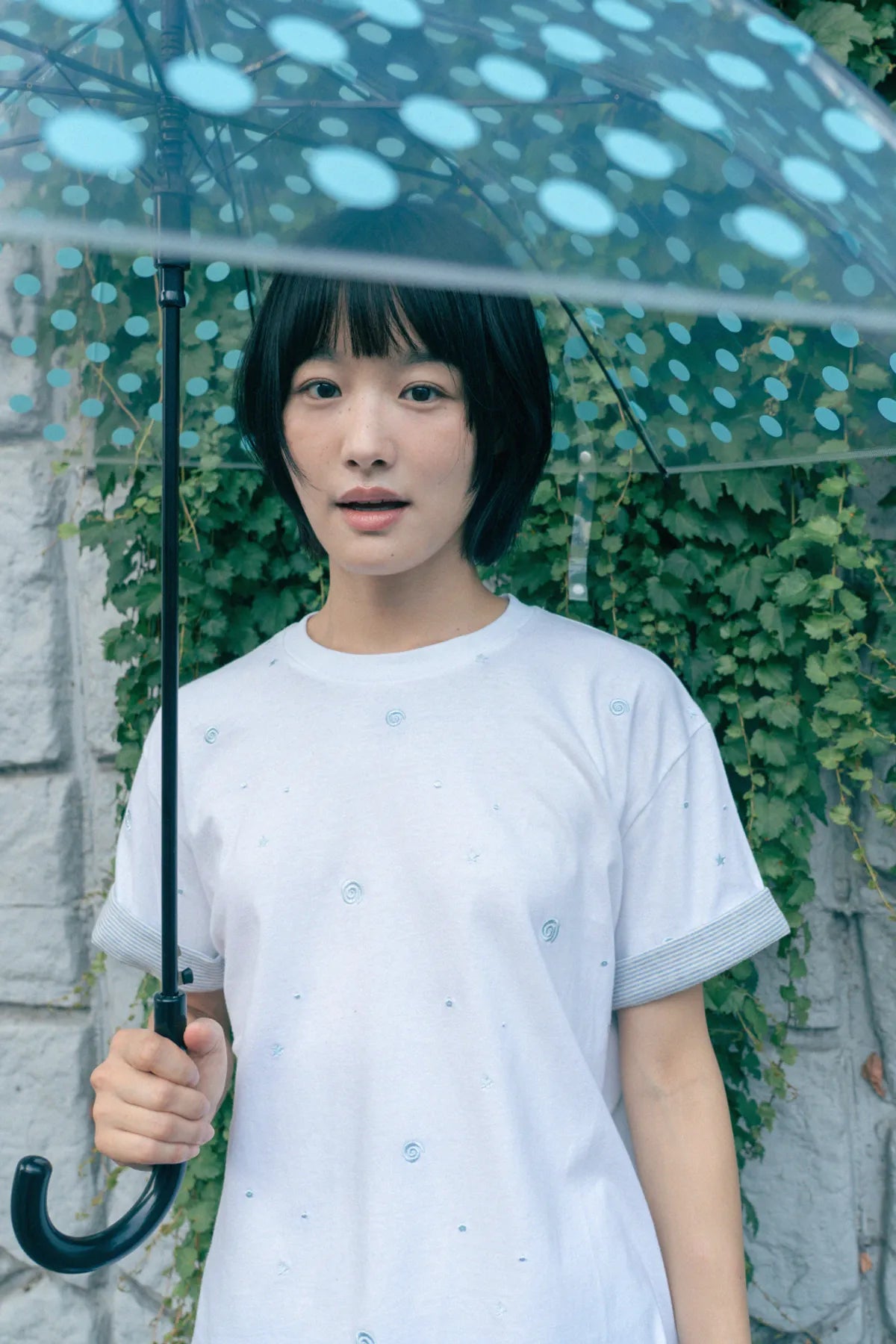 HUGYOURSKIN EMBO ROLL-UP TEE (WHITE)