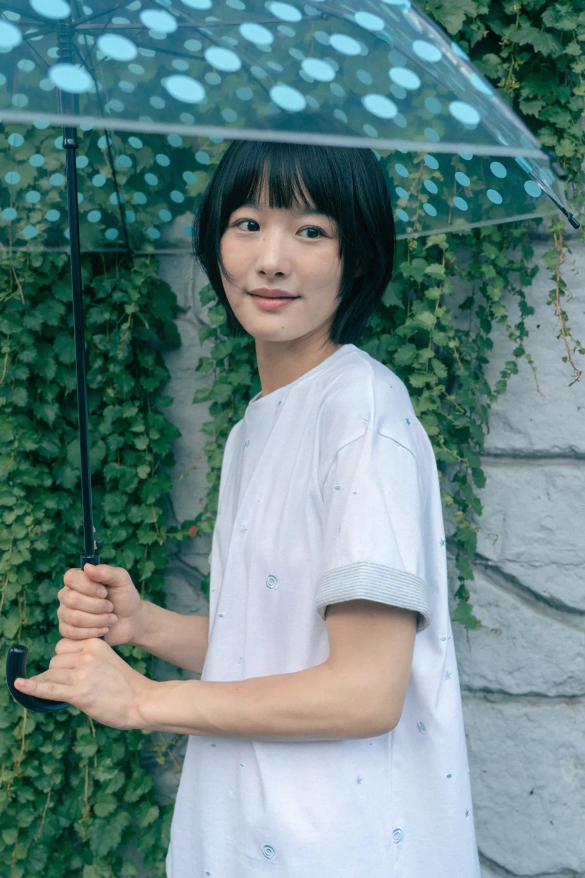 HUGYOURSKIN EMBO ROLL-UP TEE (WHITE)
