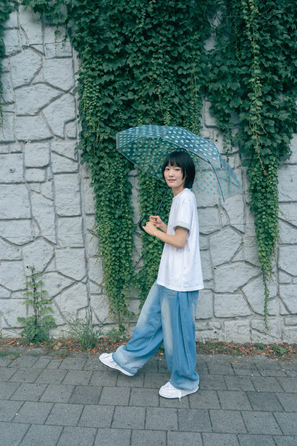 HUGYOURSKIN EMBO ROLL-UP TEE (WHITE)