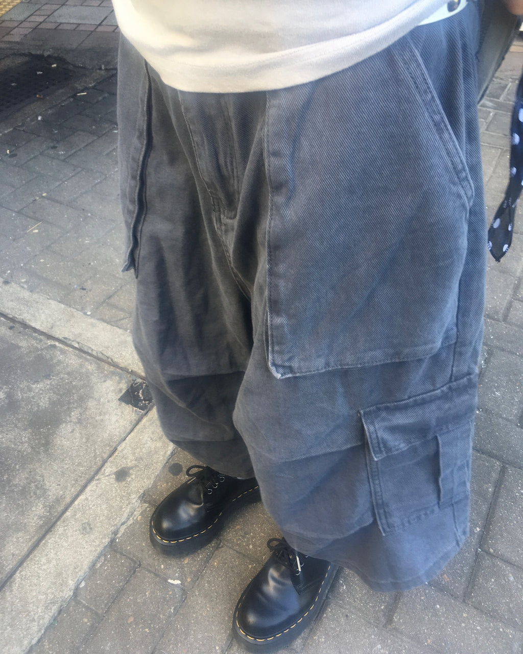 wrinkled bermuda cargo pants (charcoal)