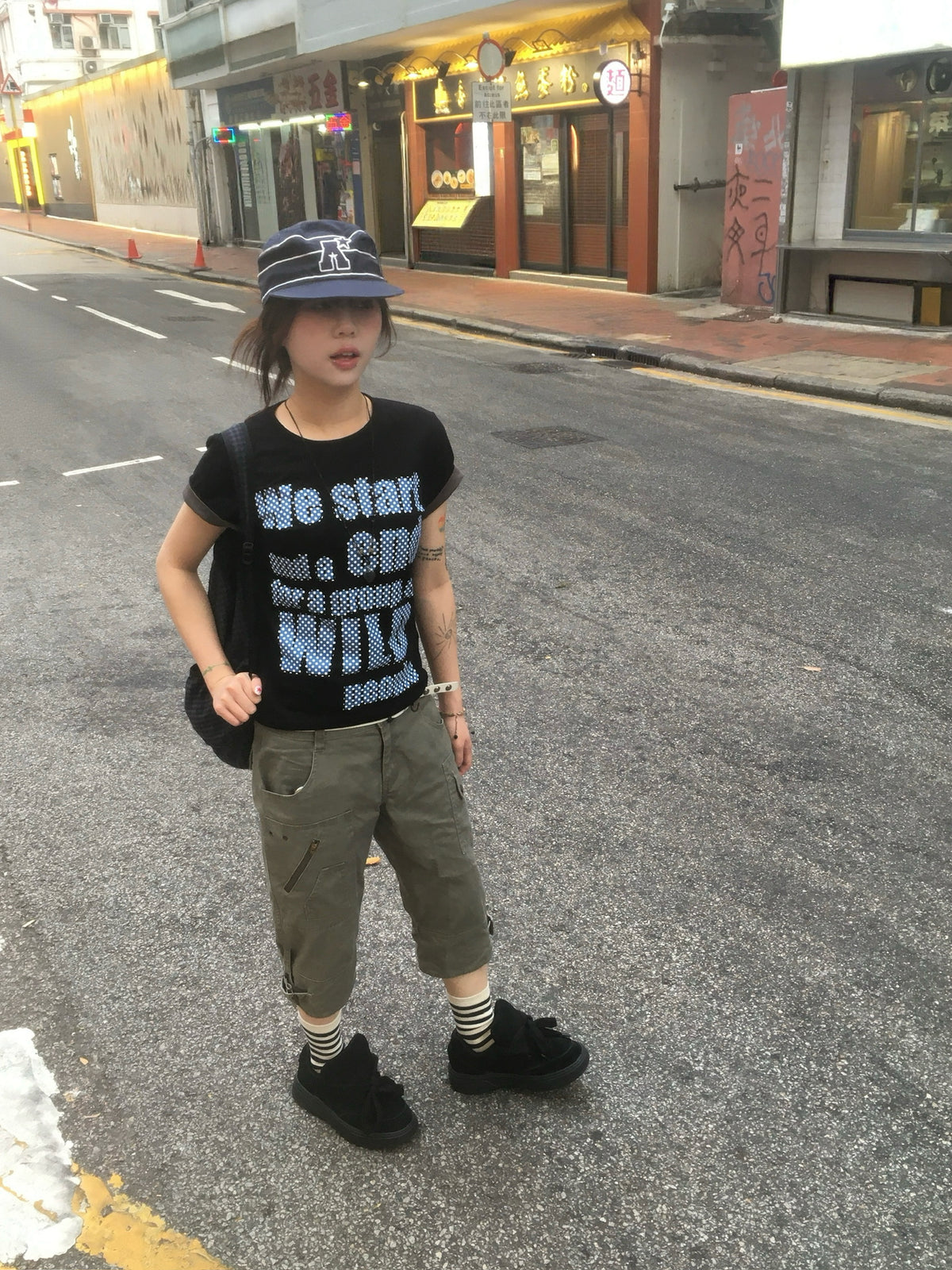 dot letter roll-up tee (black)