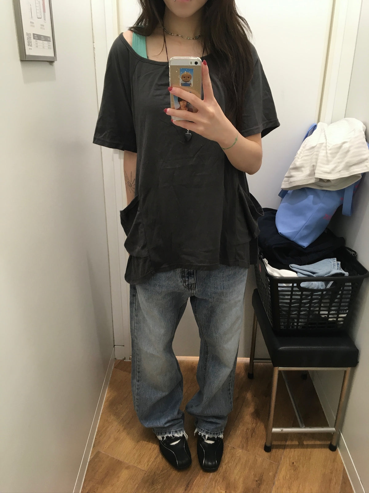 gathered neck pocket tee (charcoal)