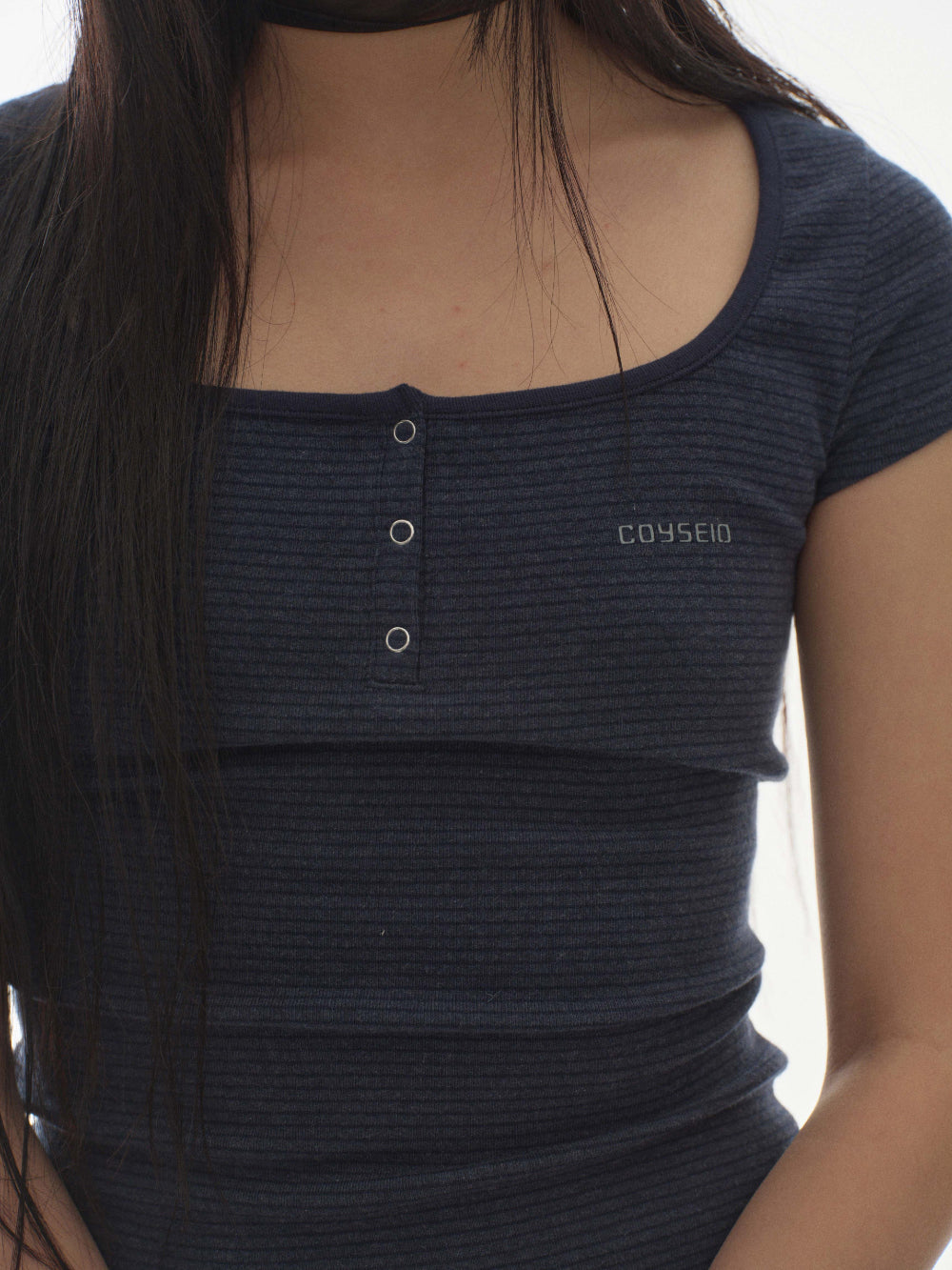 ✪【𝘱𝘳𝘦-𝘰𝘳𝘥𝘦𝘳】coyseio prong snap mini logo tee (2 color)