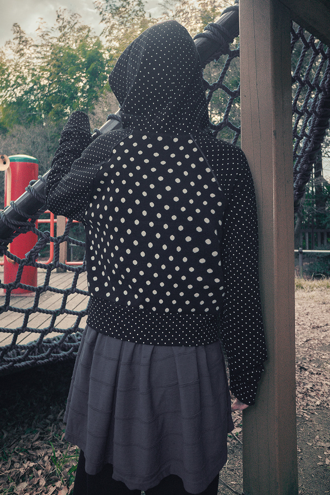 HUGYOURSKIN DOT BIG POCKET HOODIE (BLACK)