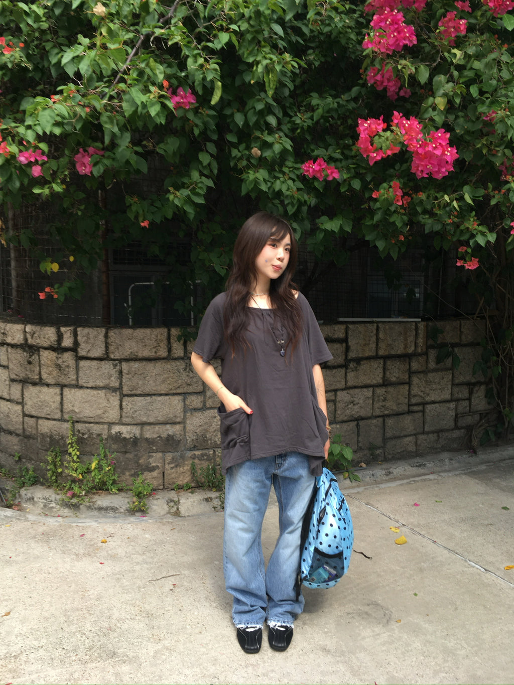 gathered neck pocket tee (charcoal)