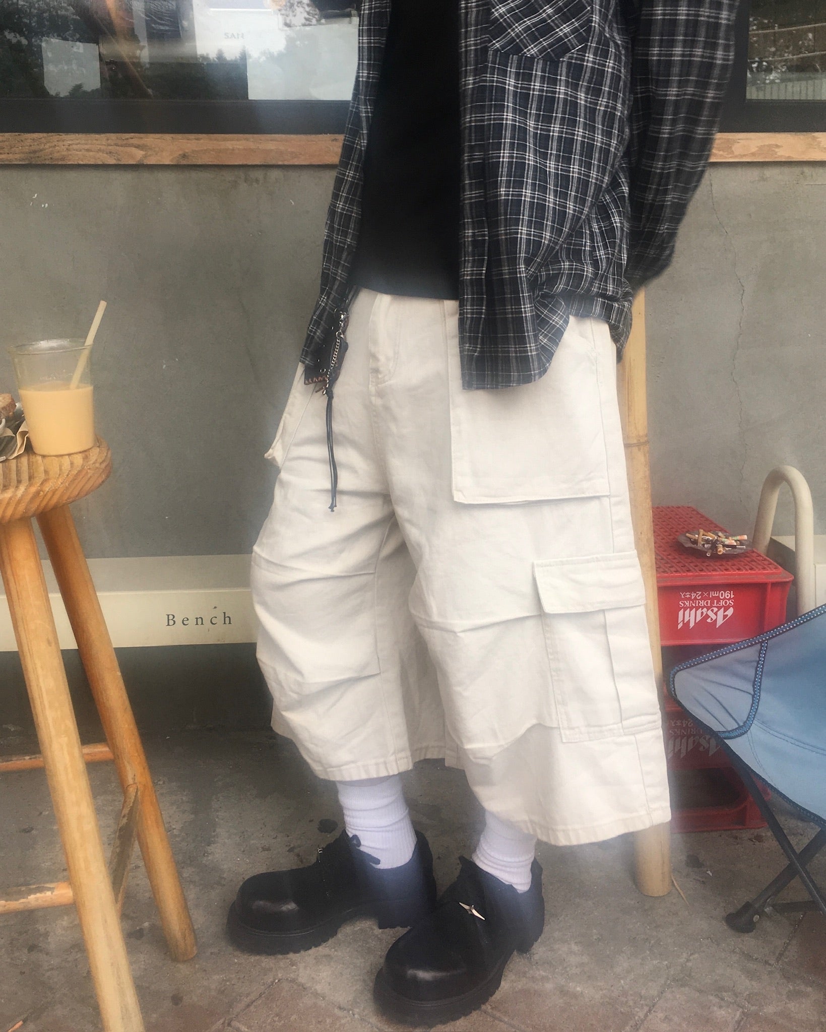 wrinkled bermuda cargo pants (beige)