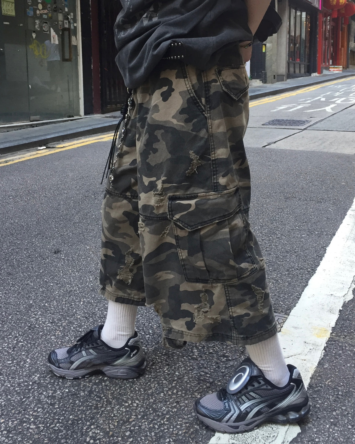 camo damaged bermuda pants