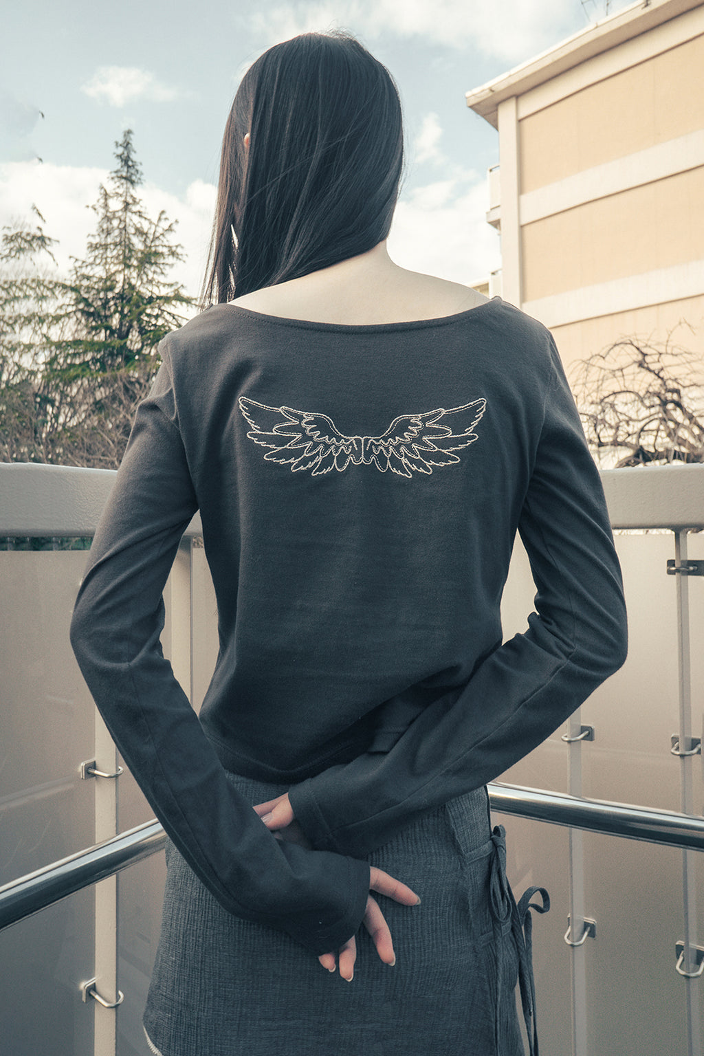 HUGYOURSKIN ANGEL WING TOP (CHARCOAL)