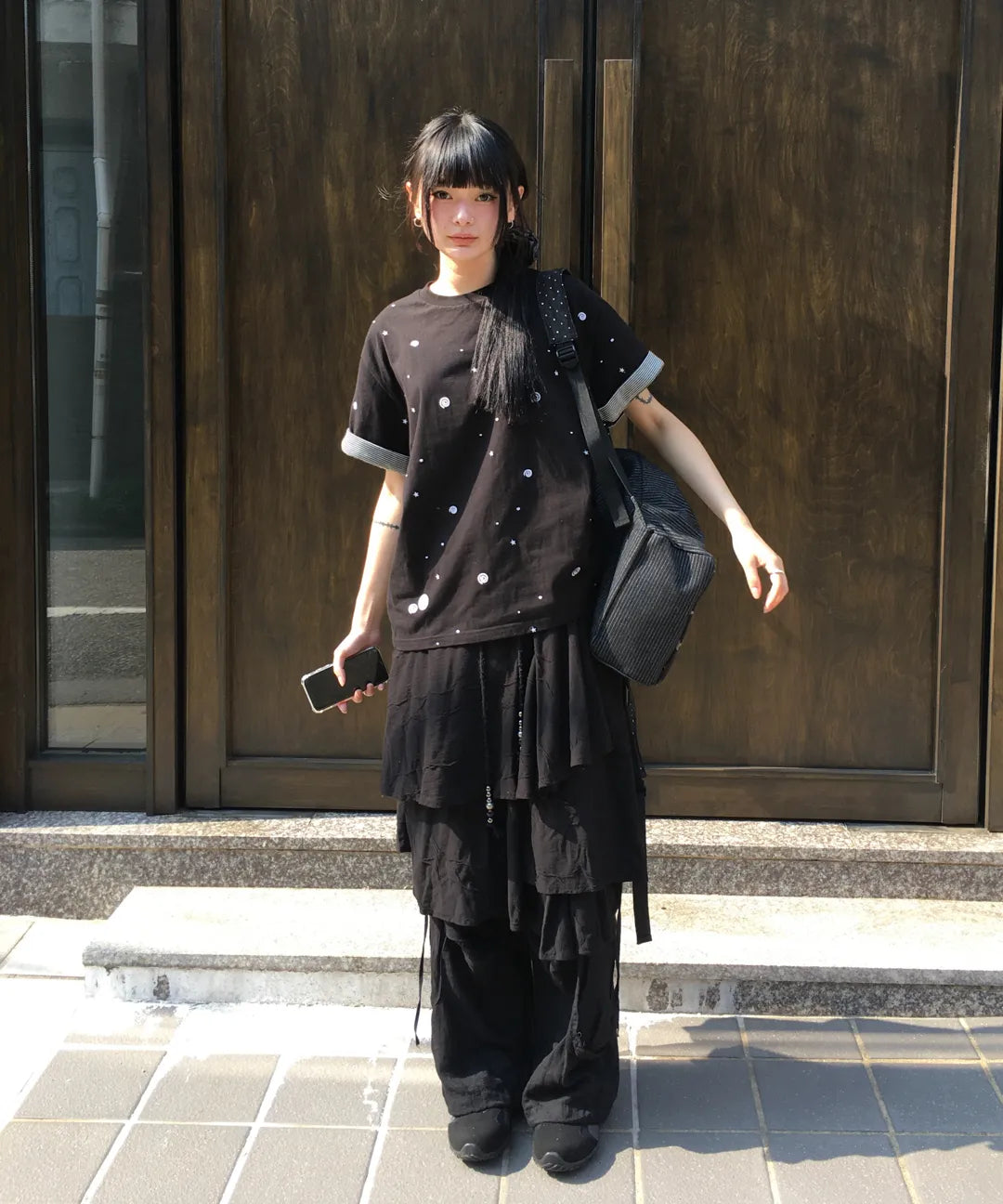 HUGYOURSKIN EMBO ROLL-UP TEE (BLACK)