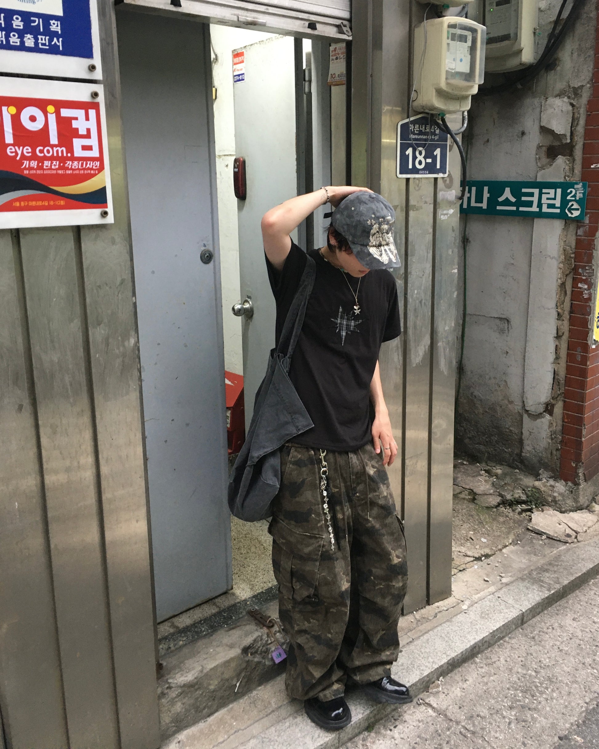checked star crop tee (black)