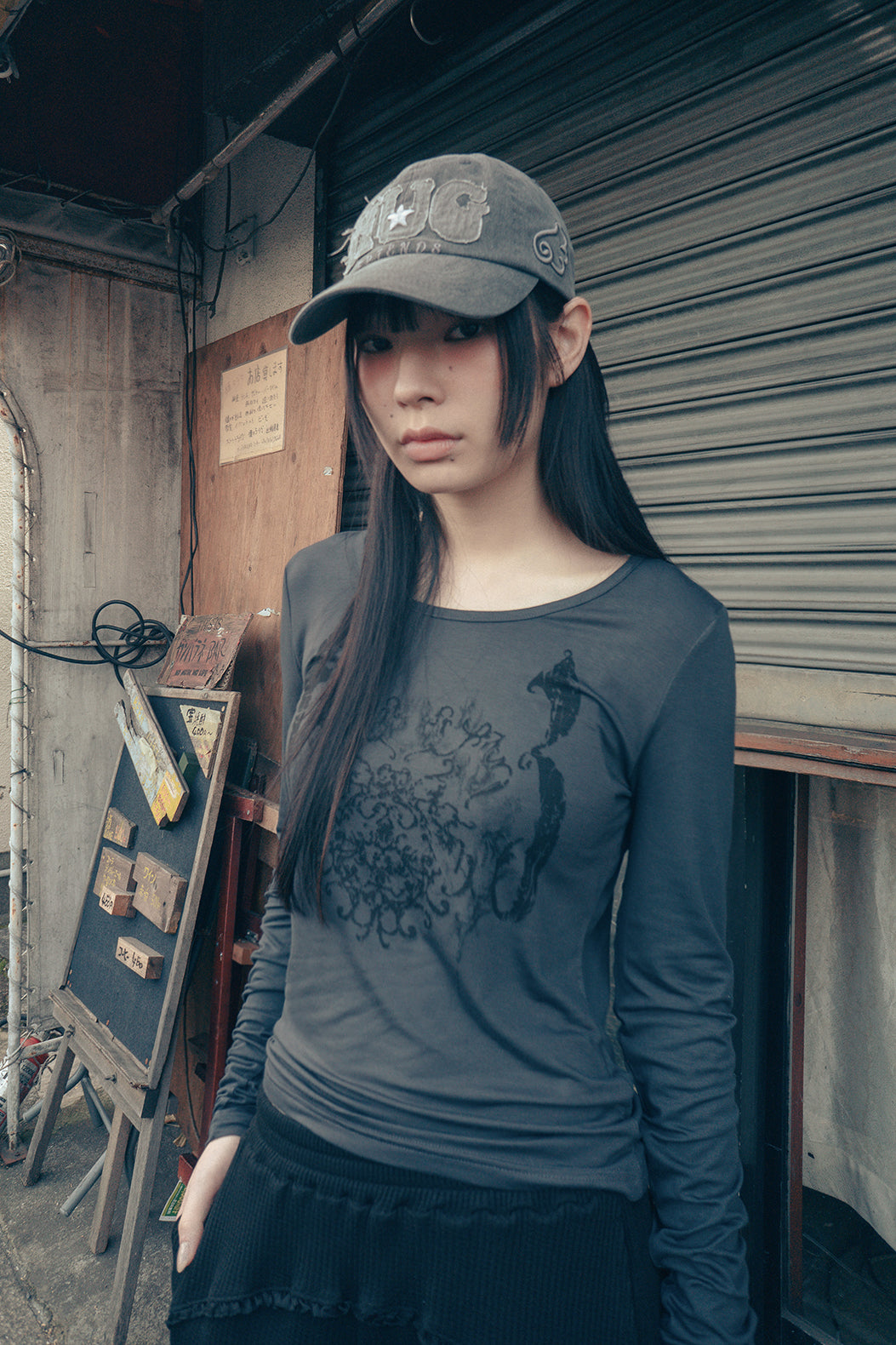 HUGYOURSKIN ORNAMENT PRINT TOP (CHARCOAL)