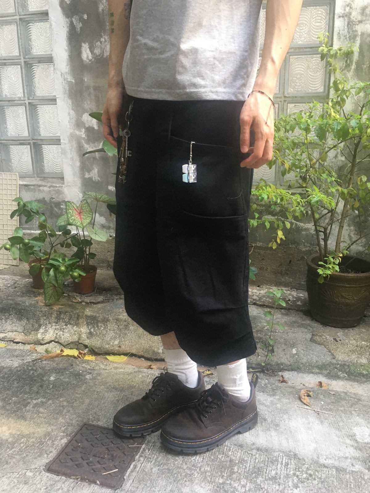 pleated hem half pants (black)