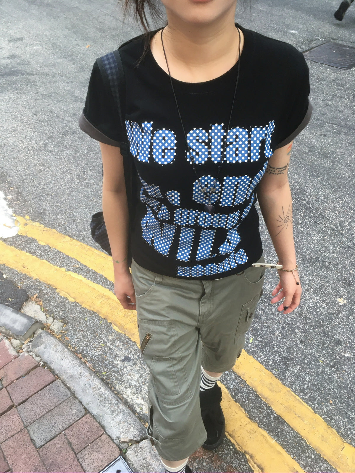 dot letter roll-up tee (black)