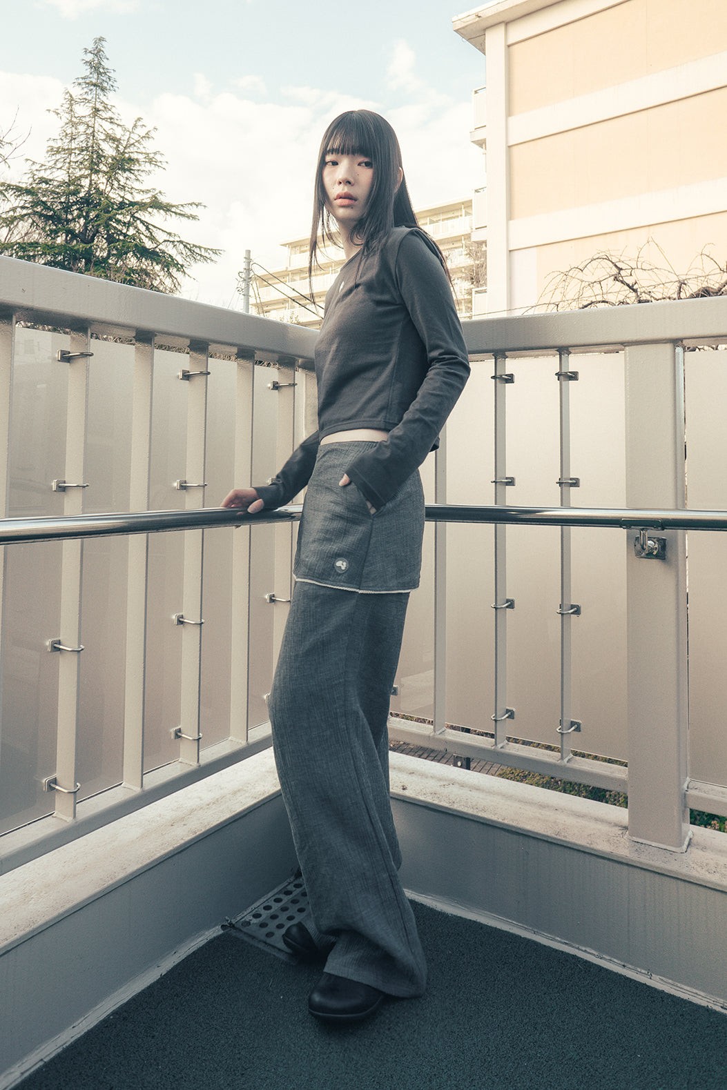 HUGYOURSKIN ANGEL WING TOP (CHARCOAL)