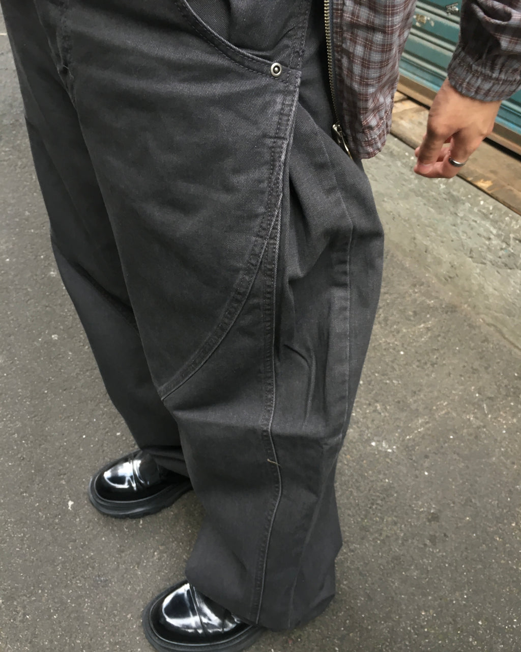 wavy chino pants (charcoal)