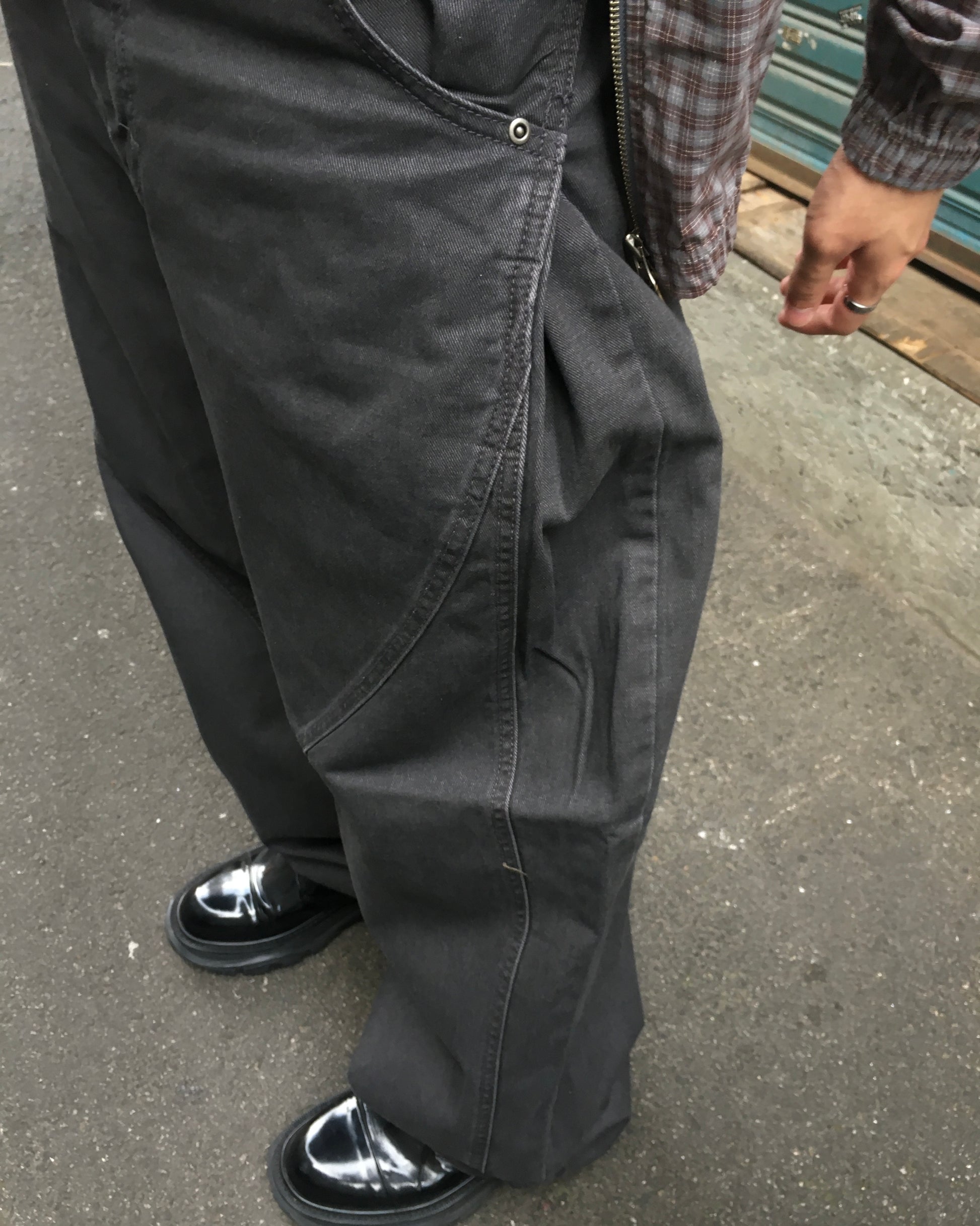 wavy chino pants (charcoal)