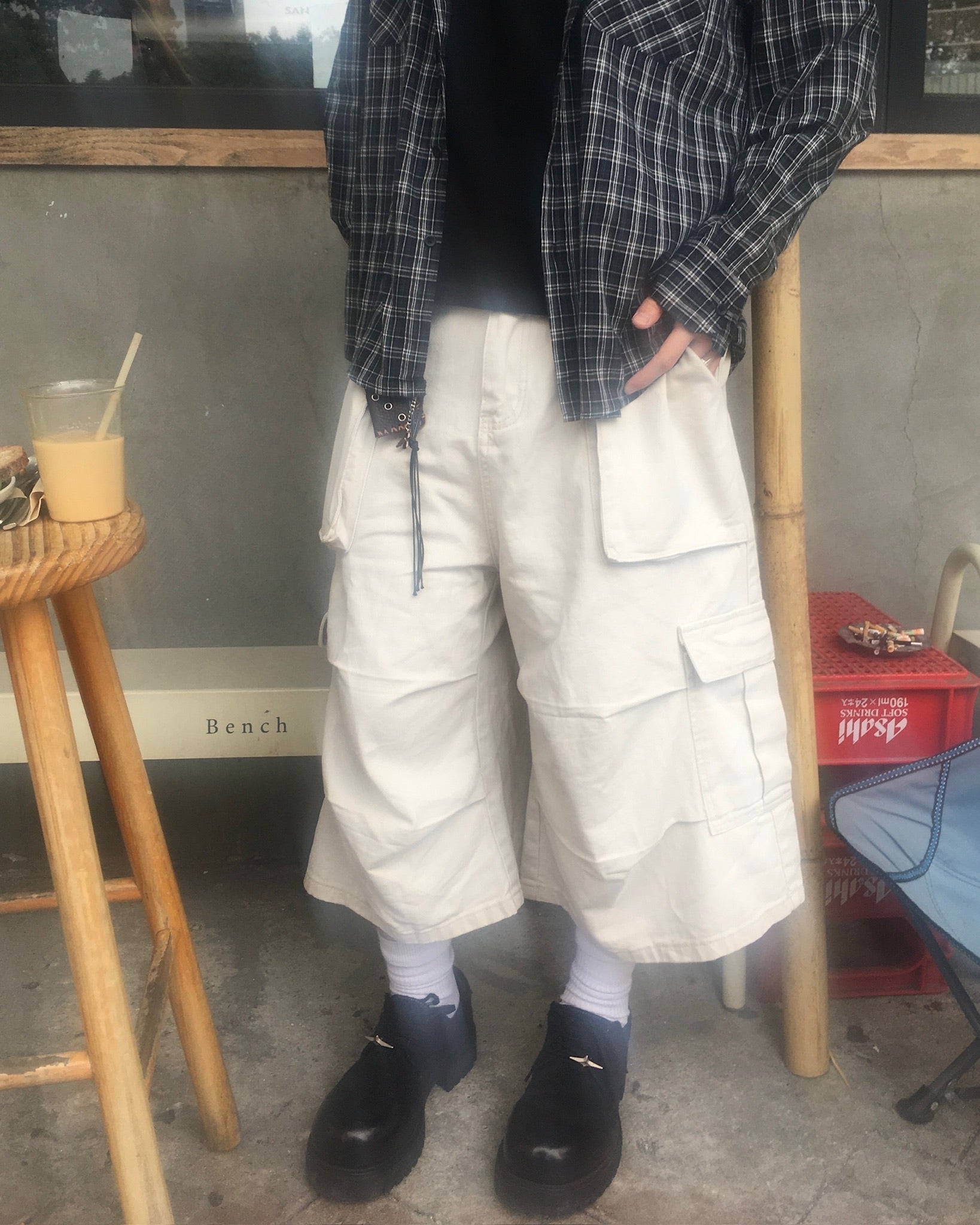 wrinkled bermuda cargo pants (beige)