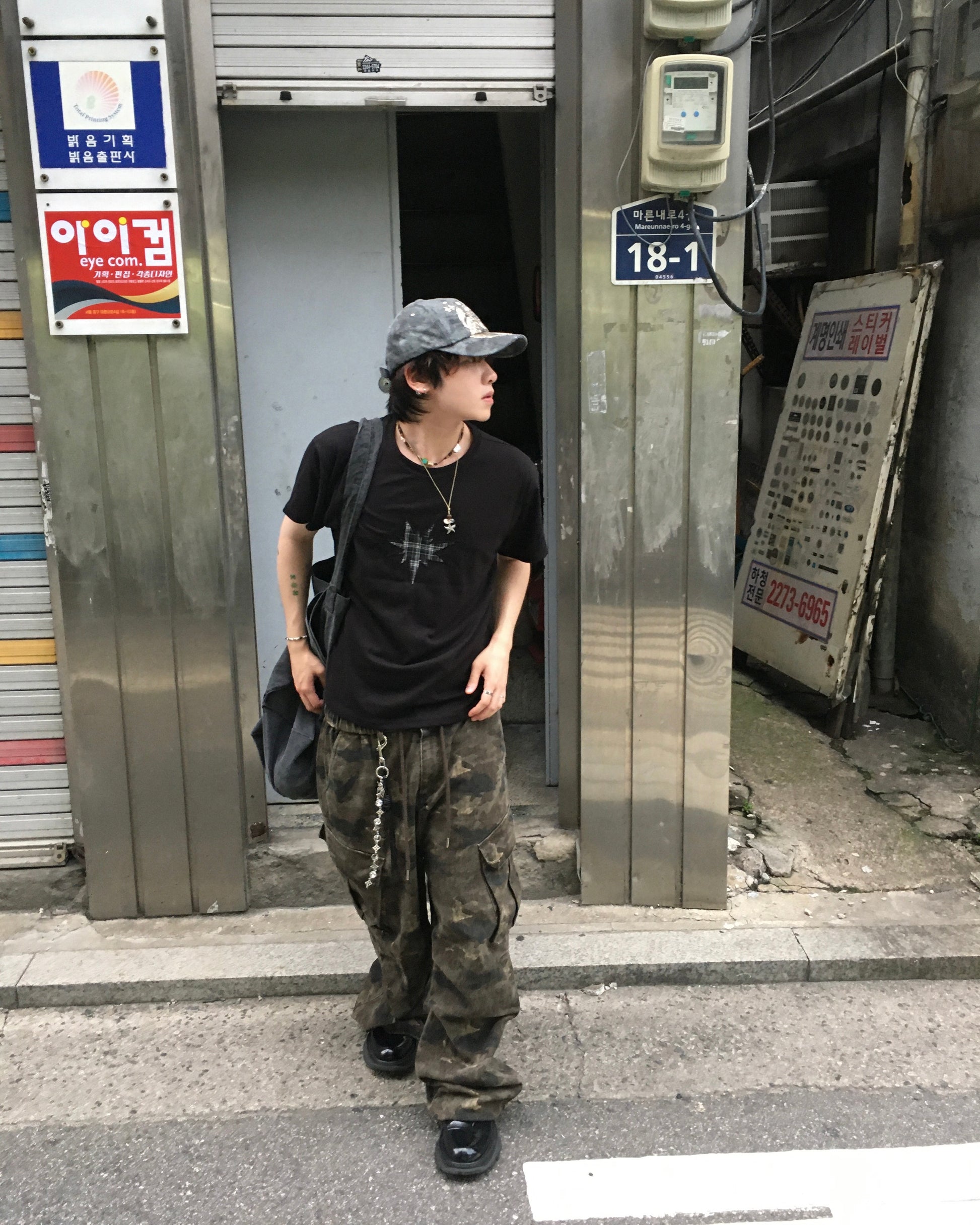 checked star crop tee (black)