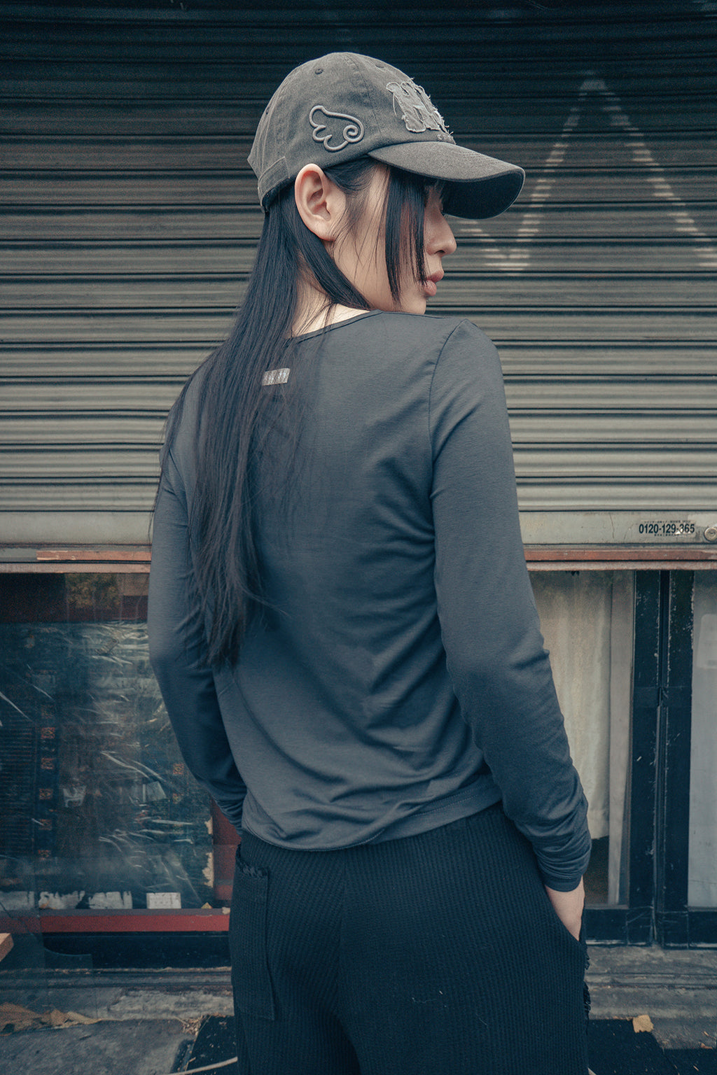 HUGYOURSKIN ORNAMENT PRINT TOP (CHARCOAL)