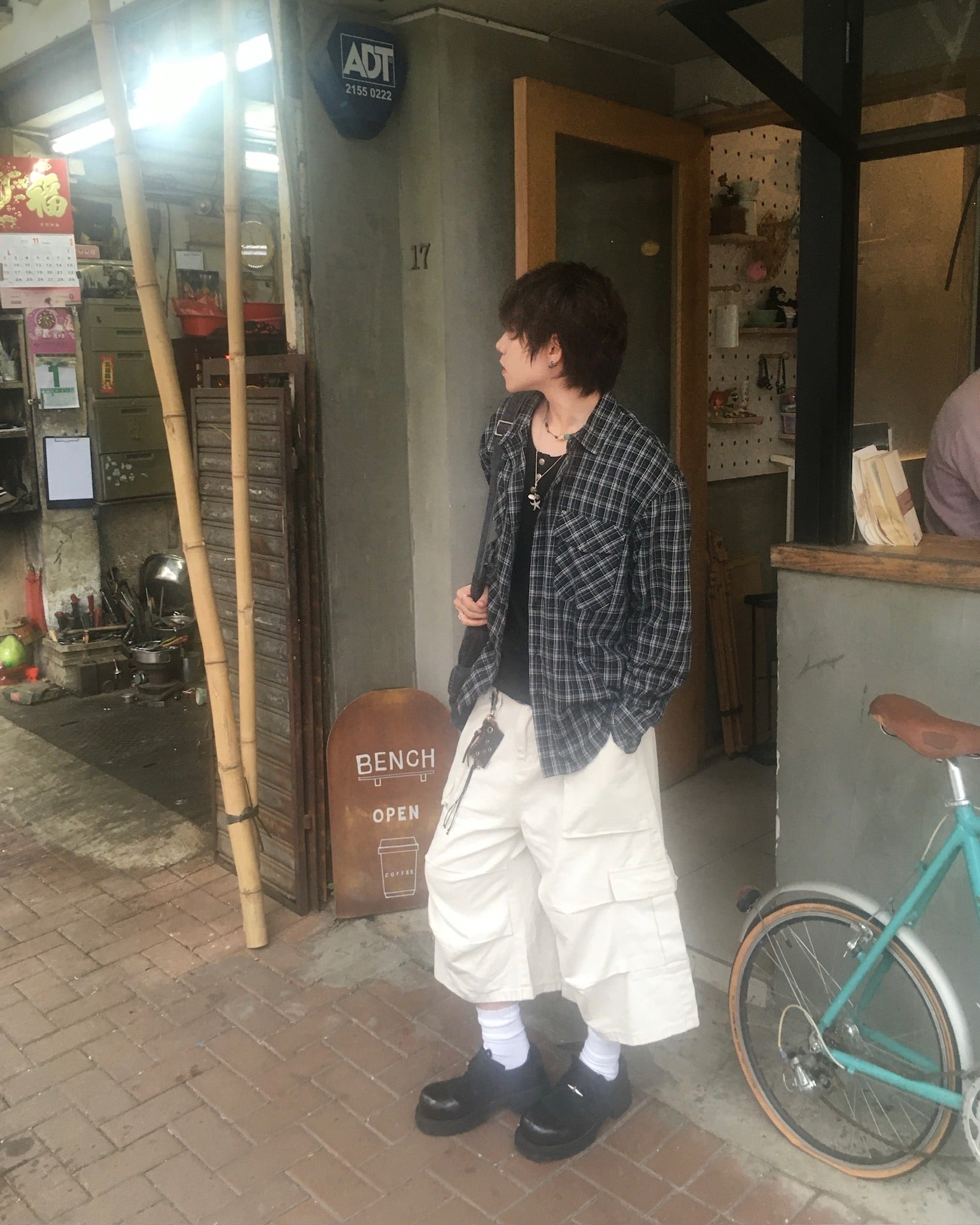 wrinkled bermuda cargo pants (beige)