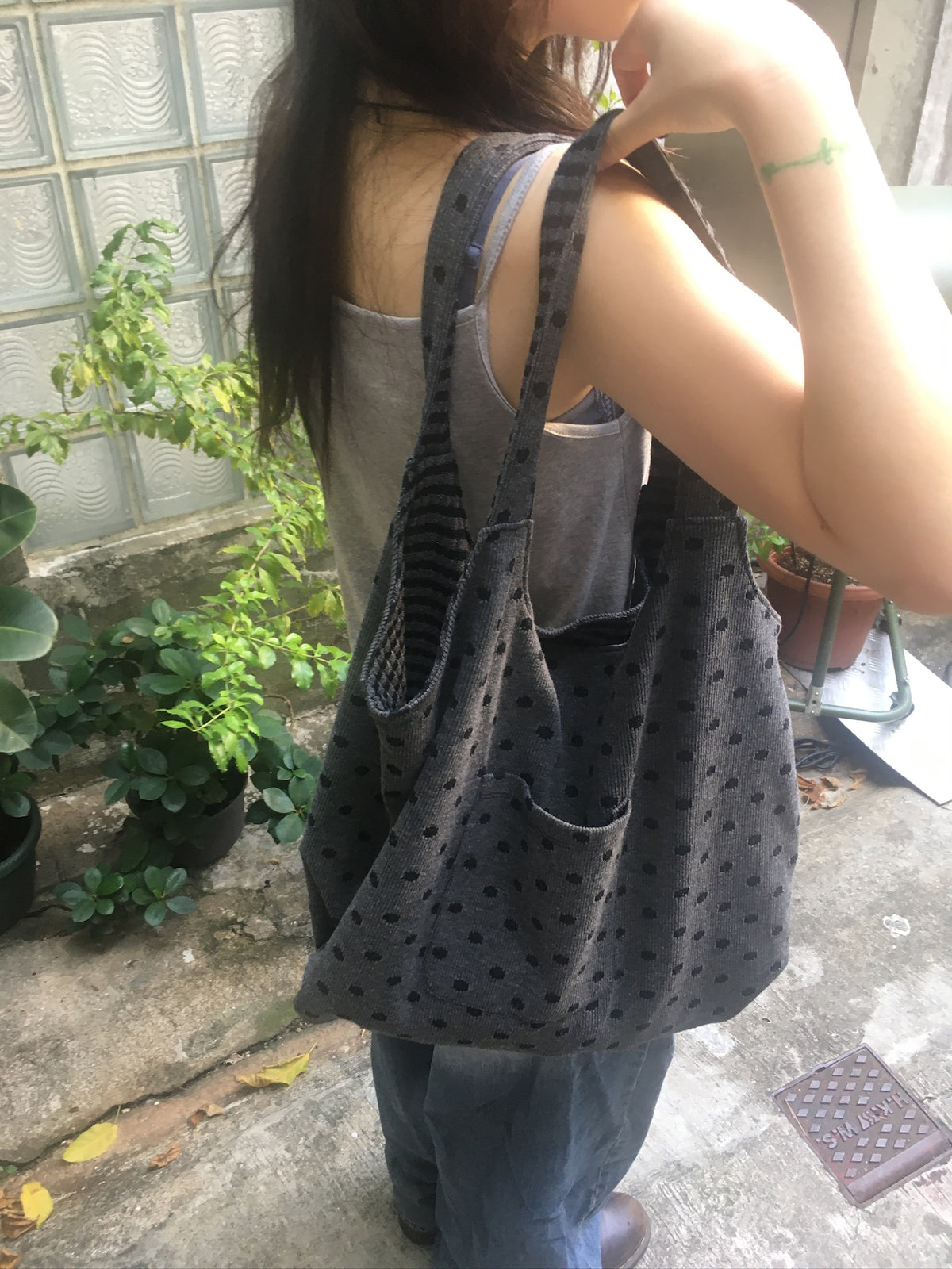 reversible shoulder bag (charcoal)