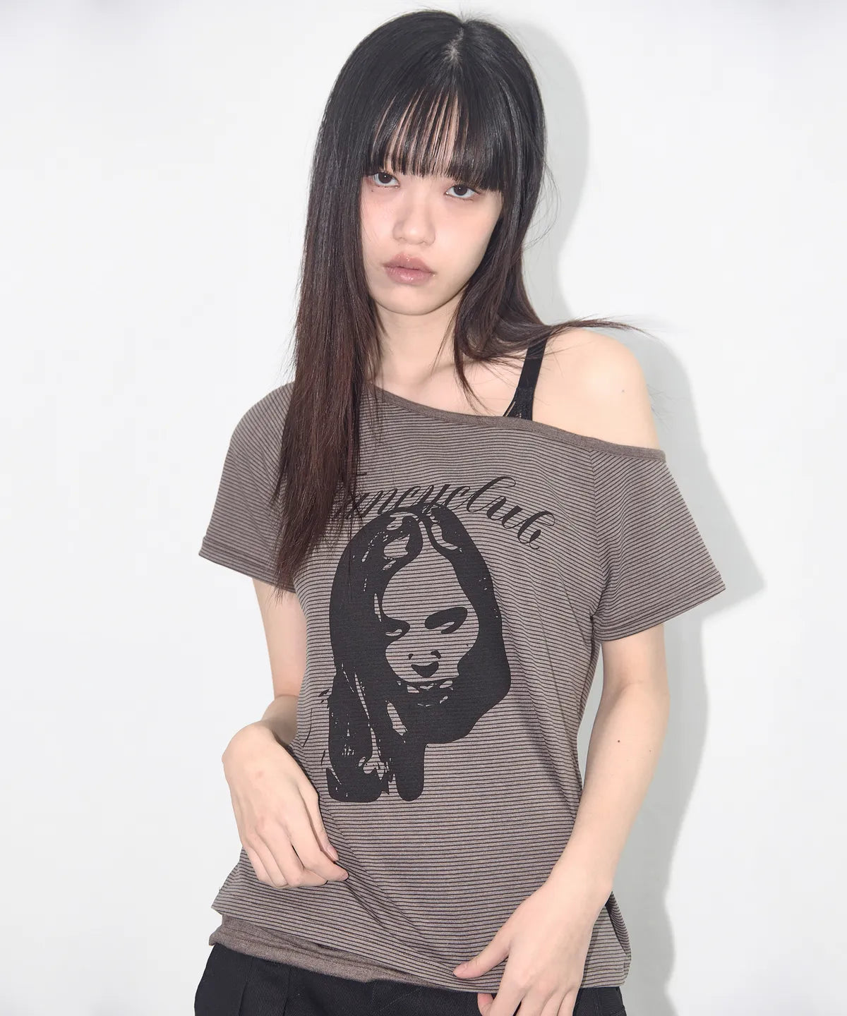 【𝘱𝘳𝘦-𝘰𝘳𝘥𝘦𝘳】FANCY CLUB MYSTIC ONE SHOULDER TEE (BROWN)