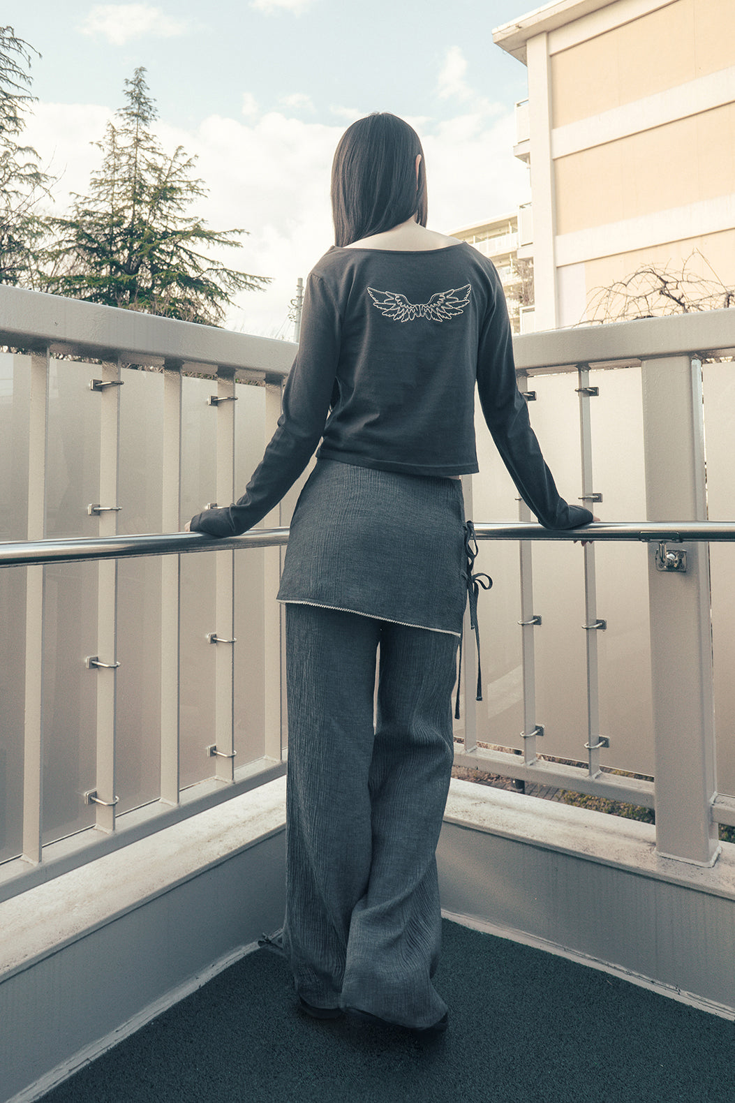 HUGYOURSKIN ANGEL WING TOP (CHARCOAL)