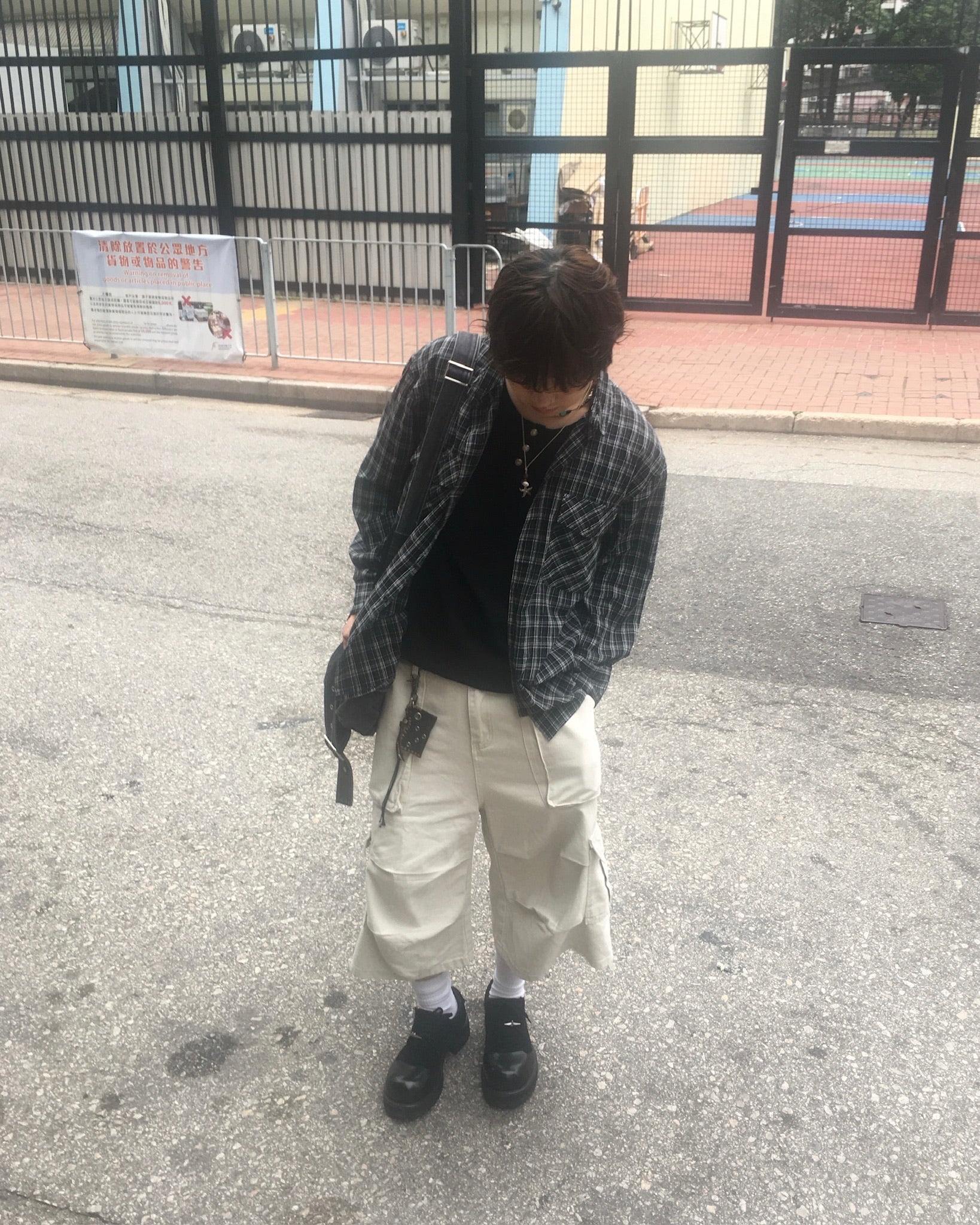 wrinkled bermuda cargo pants (beige)