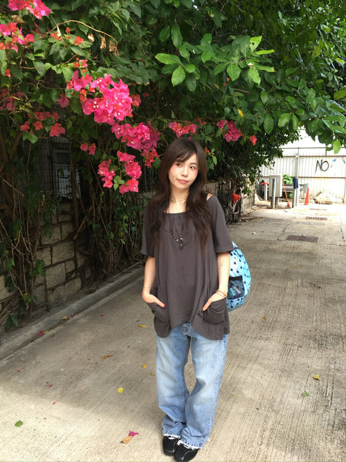 gathered neck pocket tee (charcoal)