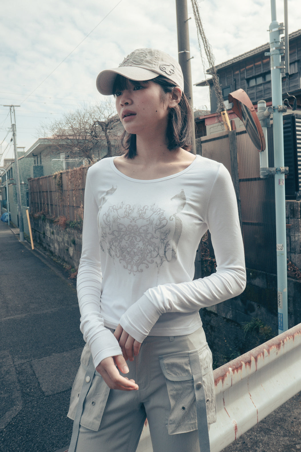 HUGYOURSKIN ORNAMENT PRINT TOP (WHITE)