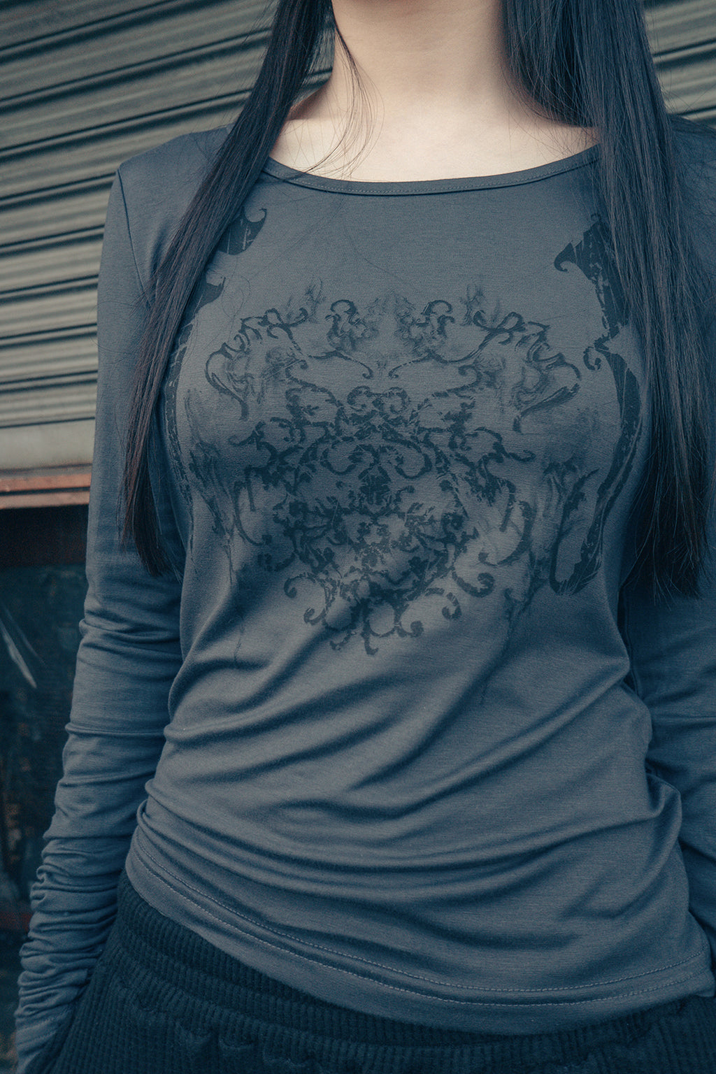 HUGYOURSKIN ORNAMENT PRINT TOP (CHARCOAL)