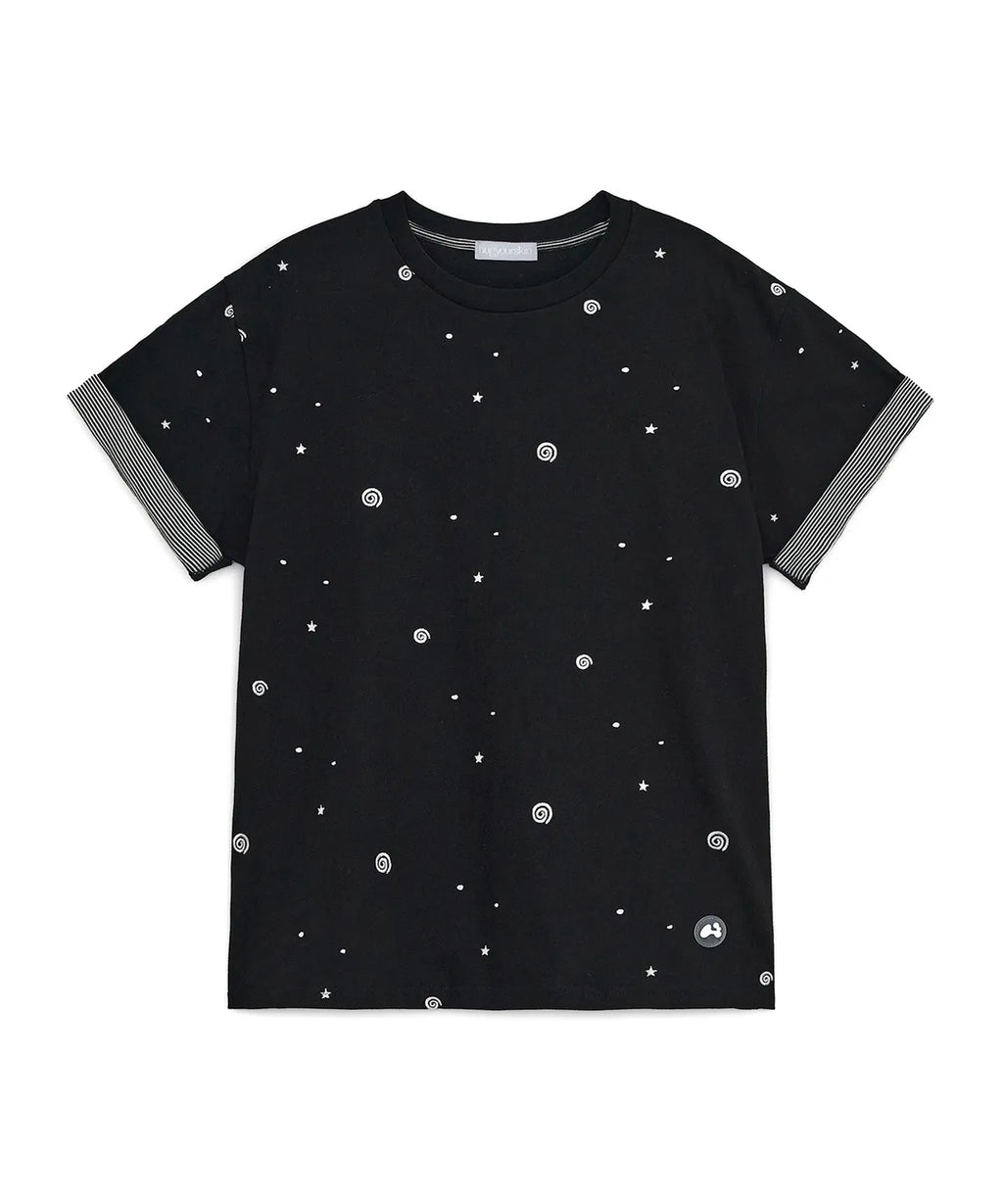 HUGYOURSKIN EMBO ROLL-UP TEE (BLACK)