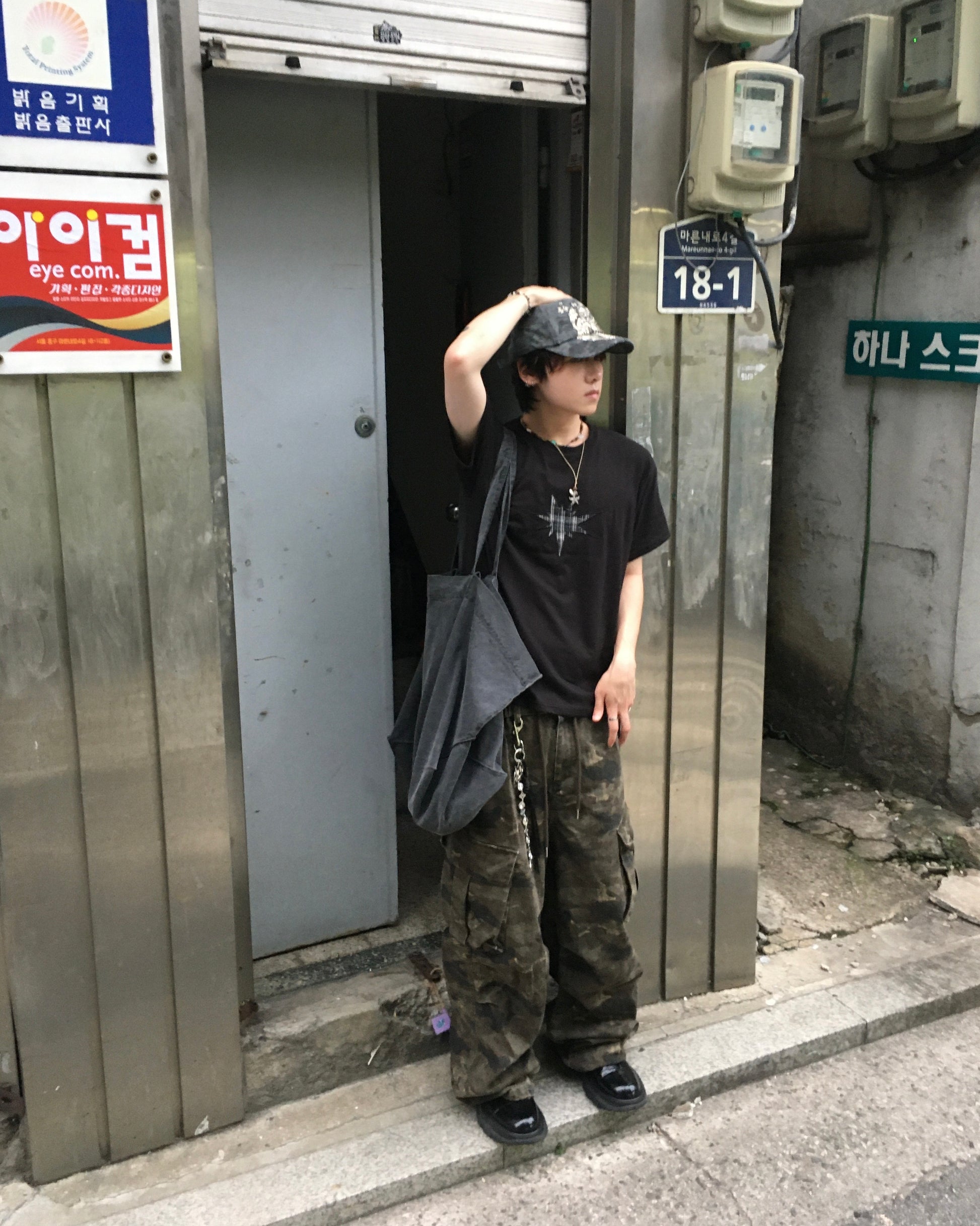 checked star crop tee (black)