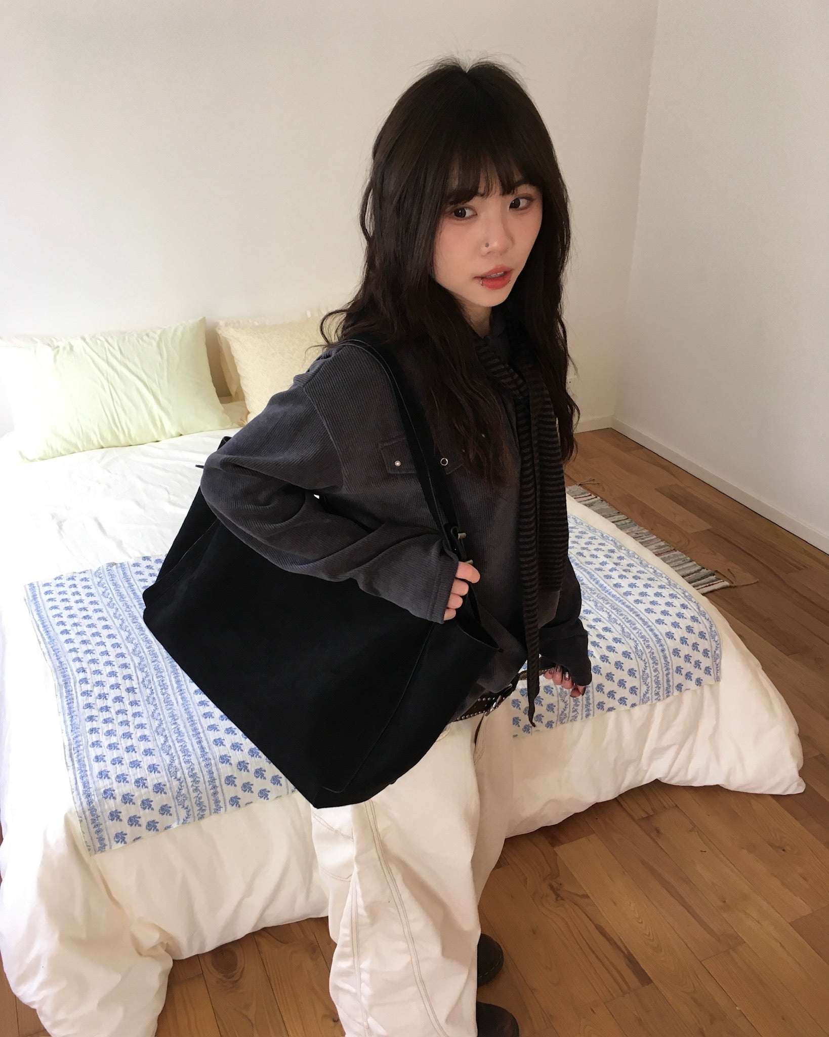 suede shoulder bag (black)