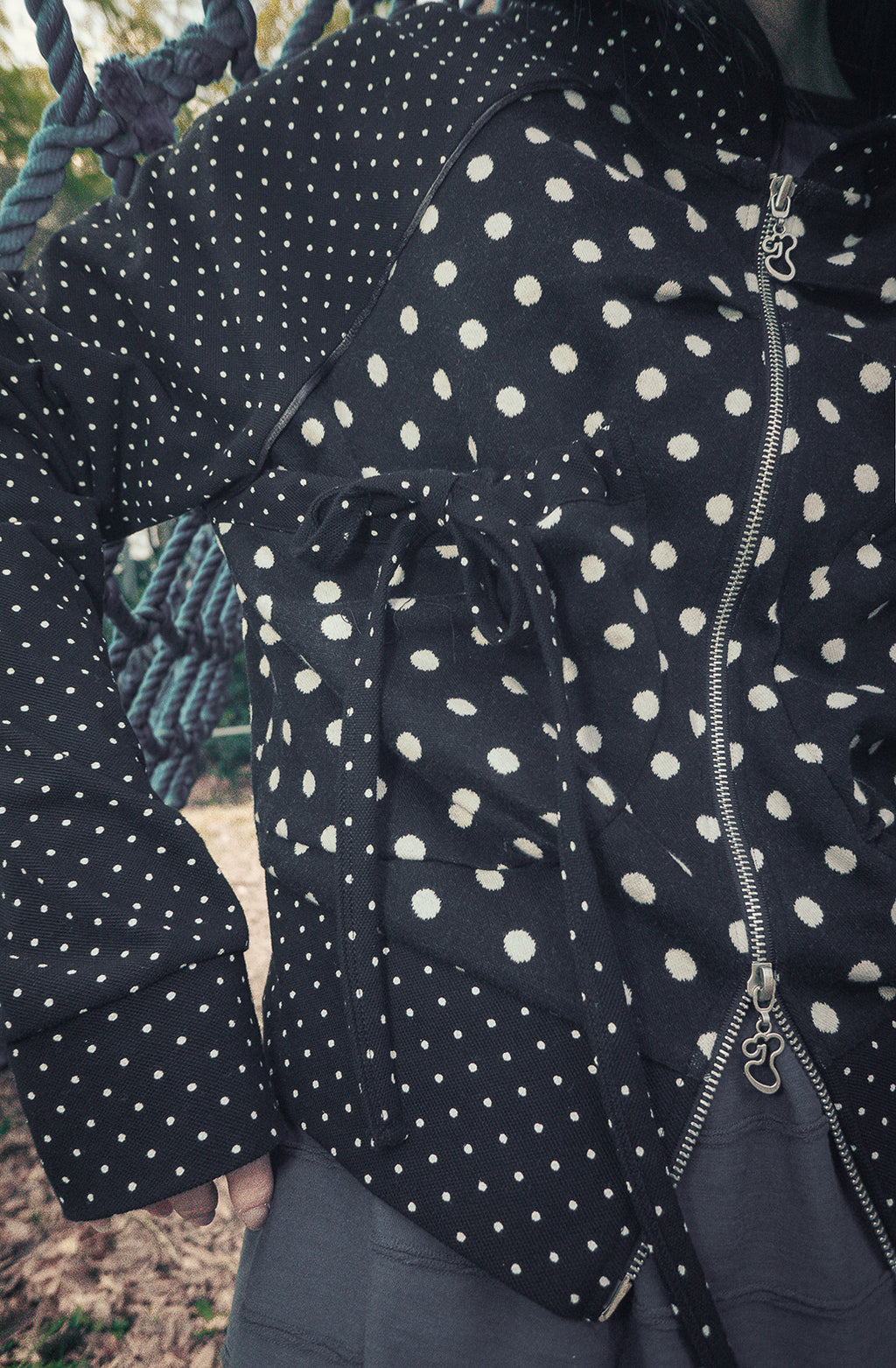HUGYOURSKIN DOT BIG POCKET HOODIE (BLACK)