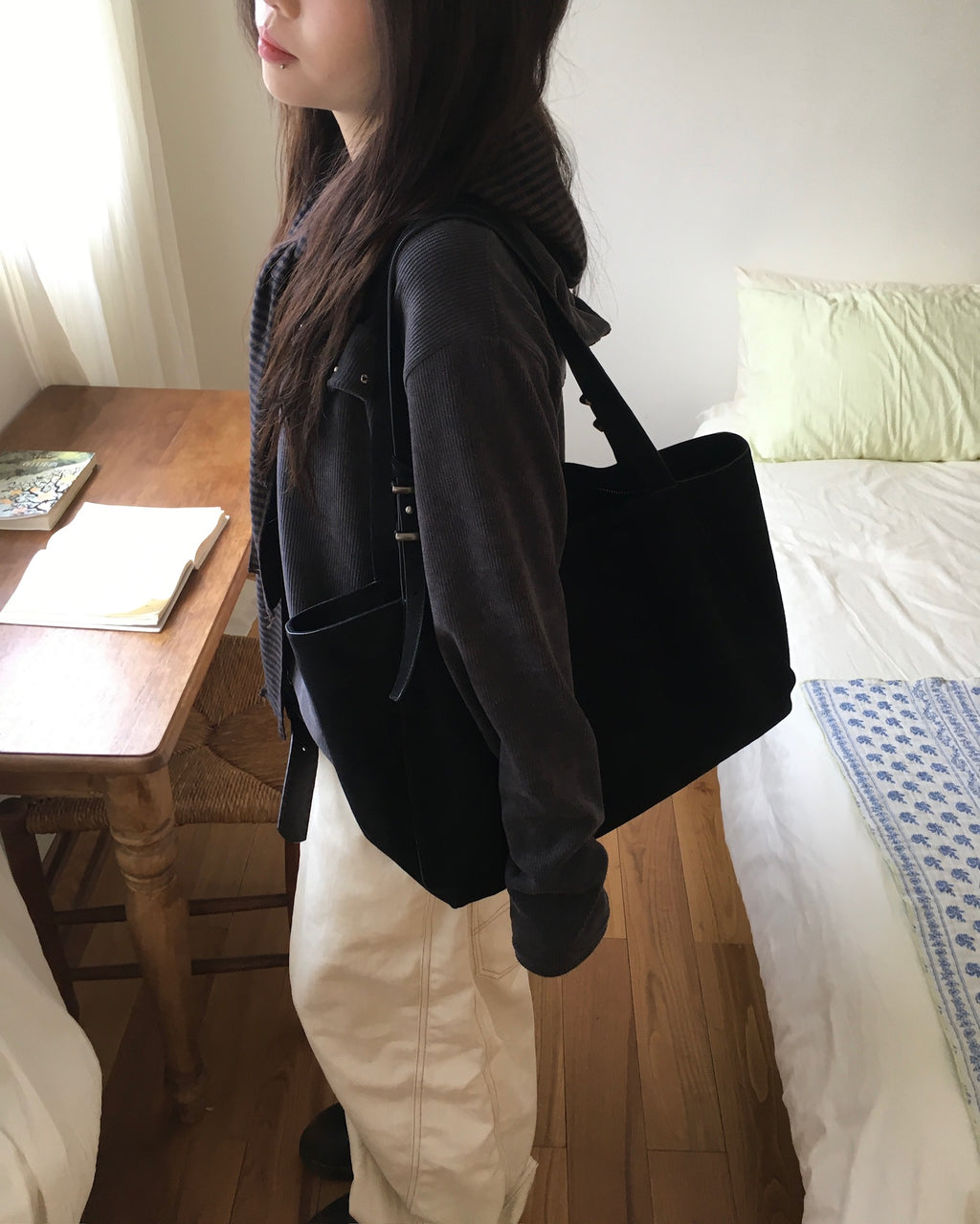 suede shoulder bag (black)