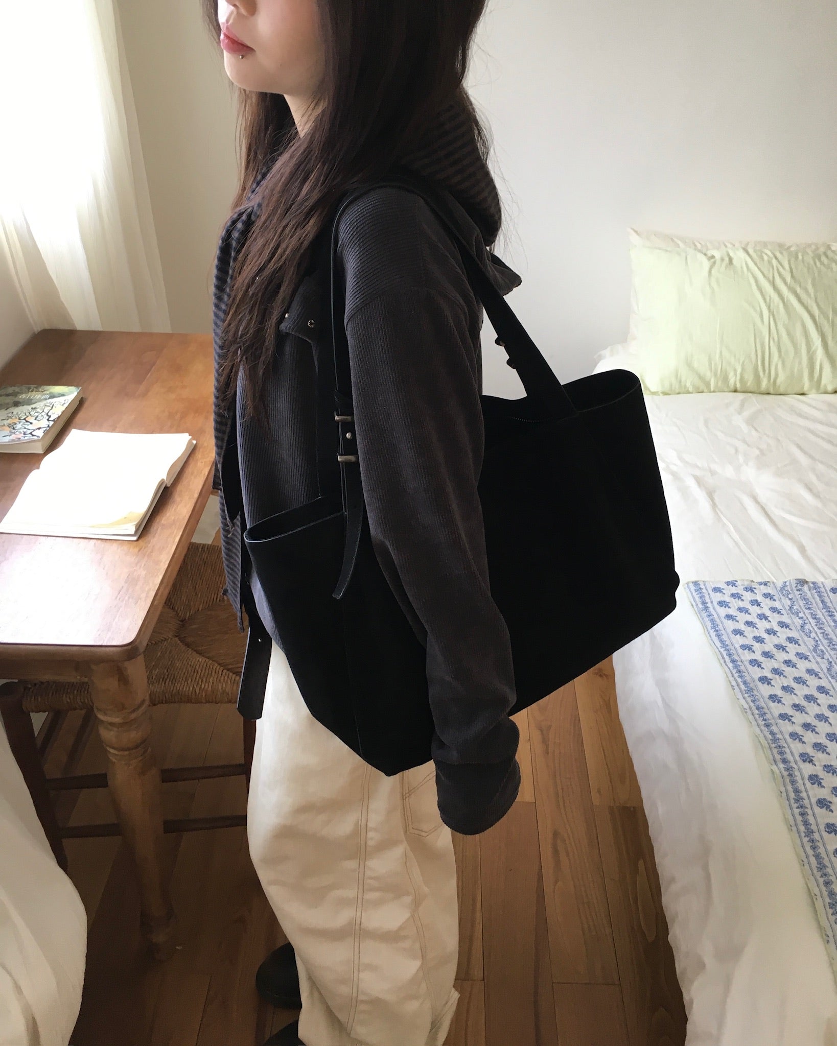 suede shoulder bag (black)