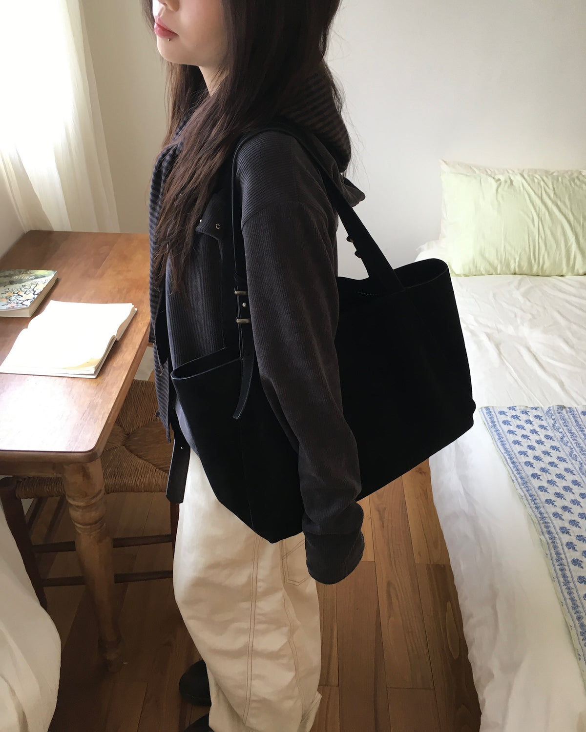 suede shoulder bag (black)