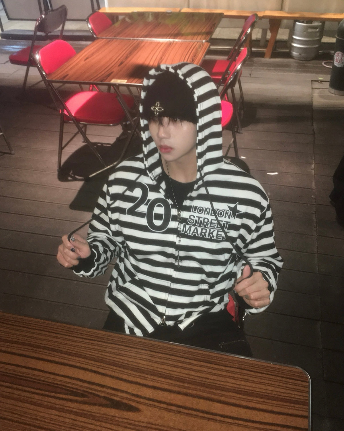 20 striped zip-up hoodie (black)