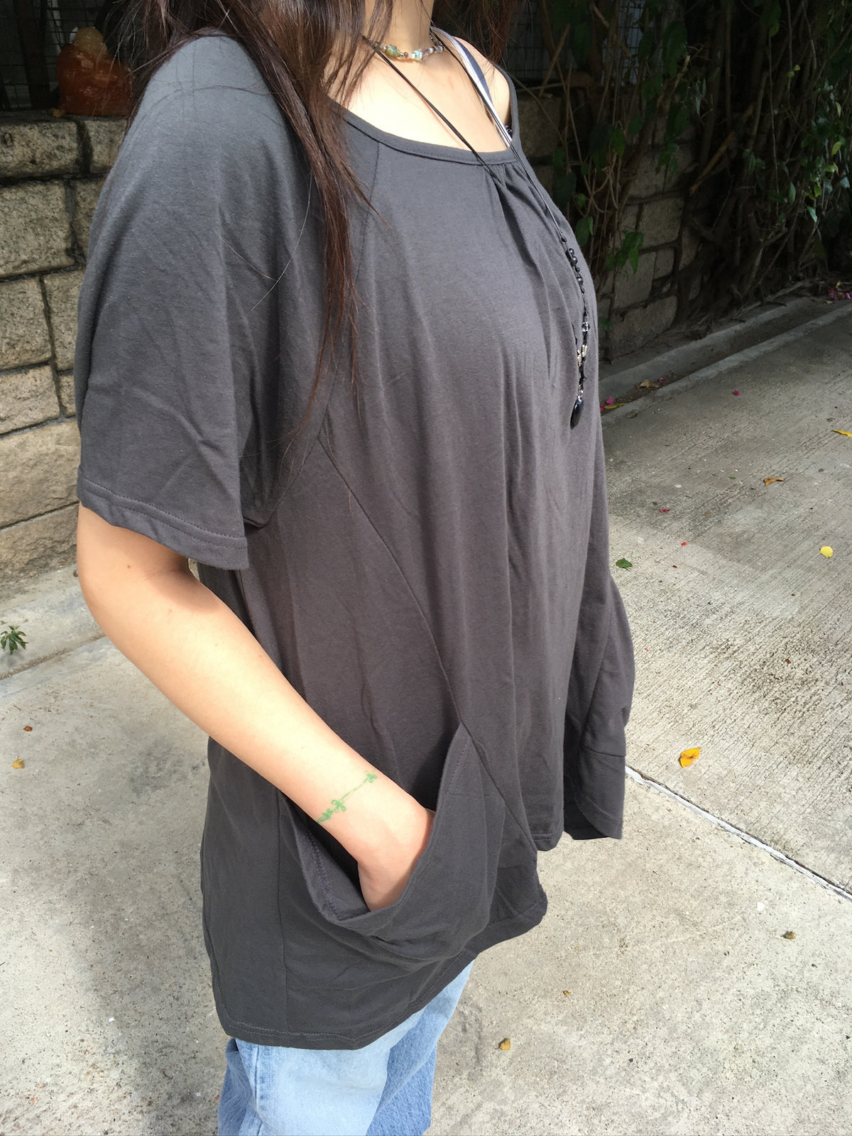 gathered neck pocket tee (charcoal)