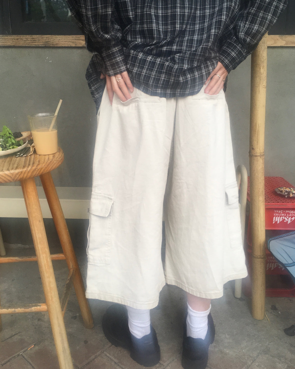 wrinkled bermuda cargo pants (beige)