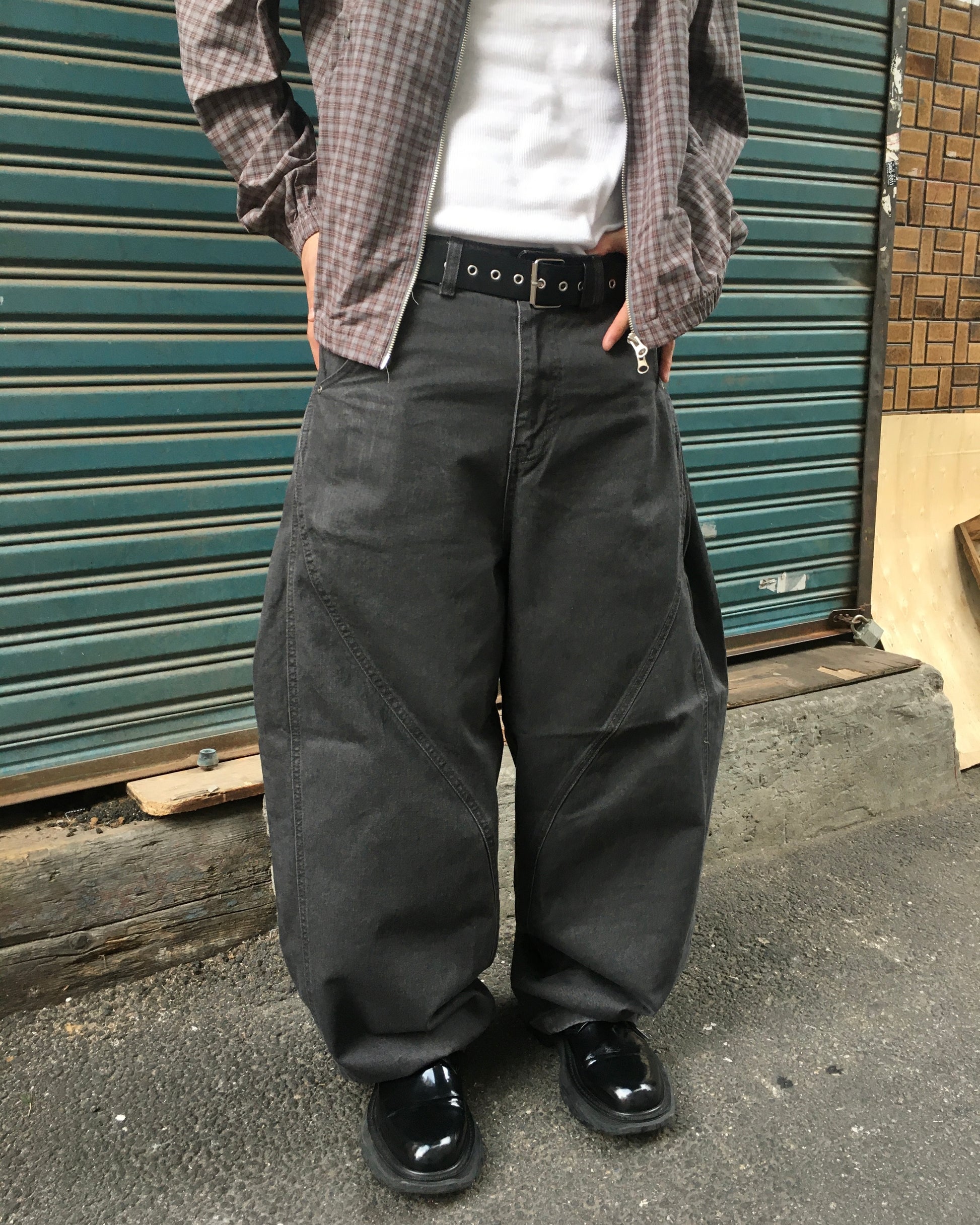 wavy chino pants (charcoal)
