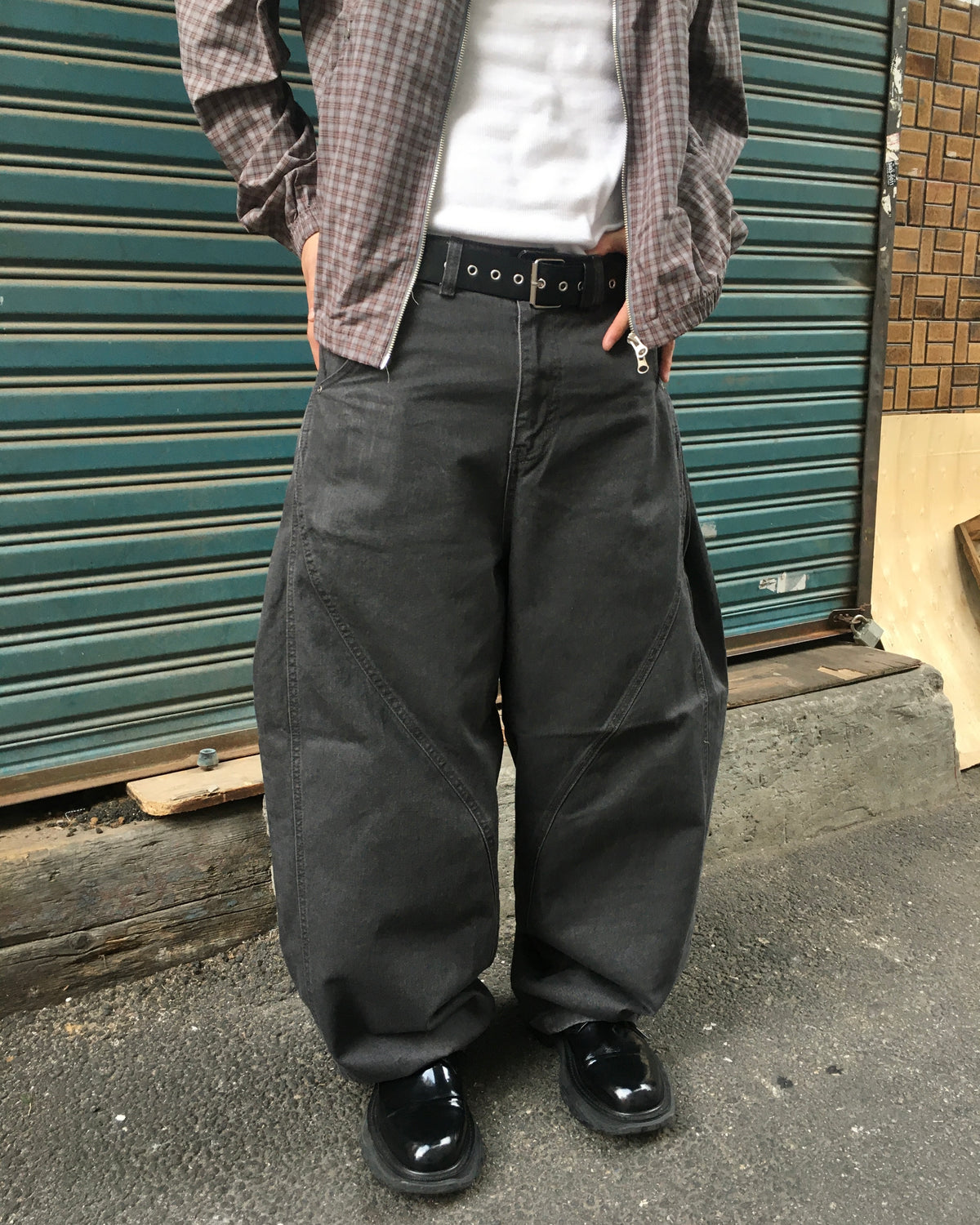 wavy chino pants (charcoal)