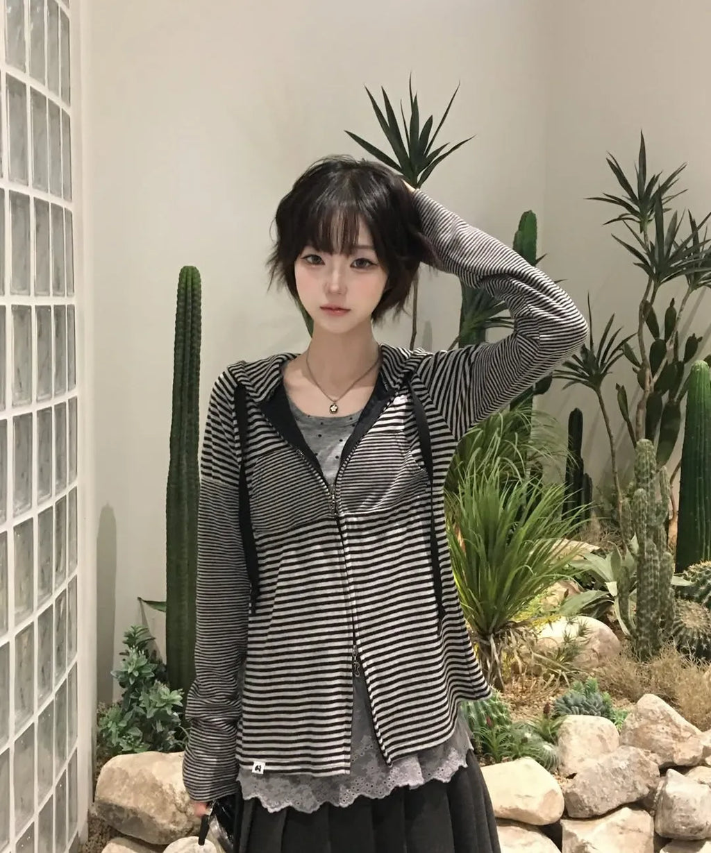 HUGYOURSKIN STRIPED BABYDOLL HOODIE (WHITE BLACK)
