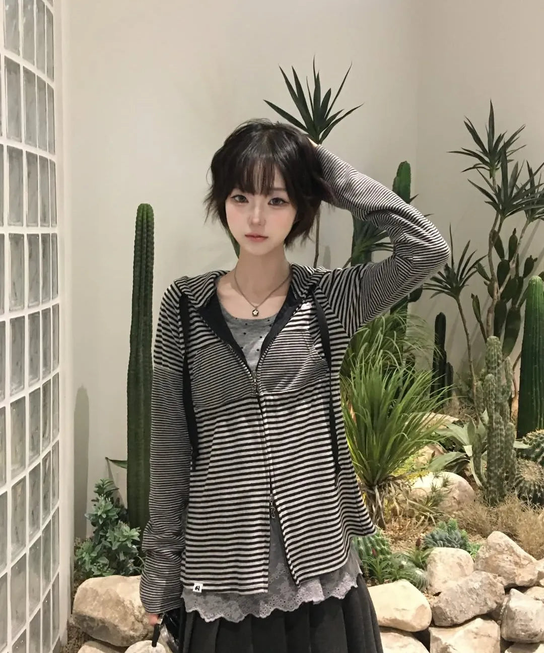 HUGYOURSKIN STRIPED BABYDOLL HOODIE (WHITE BLACK)