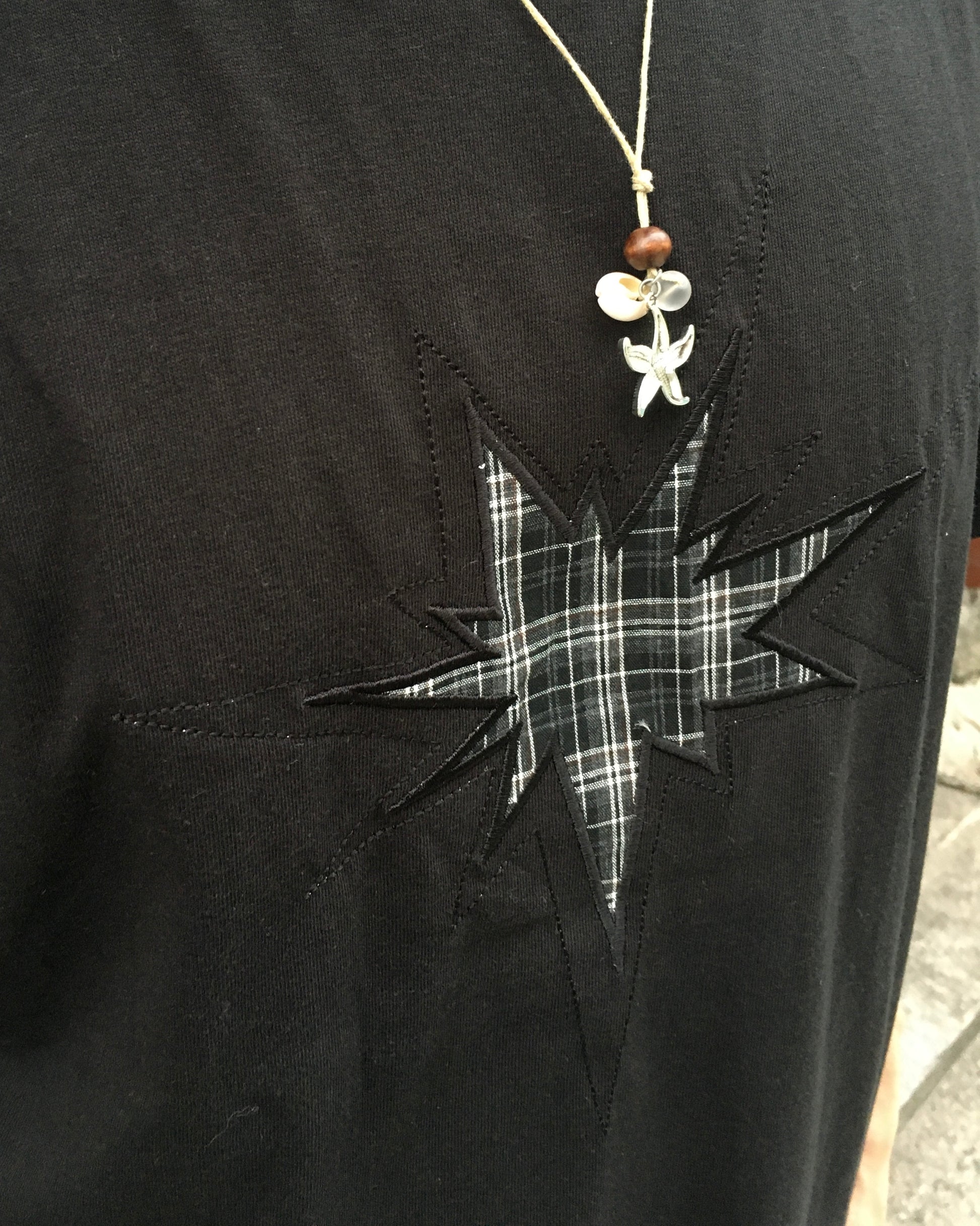 checked star crop tee (black)