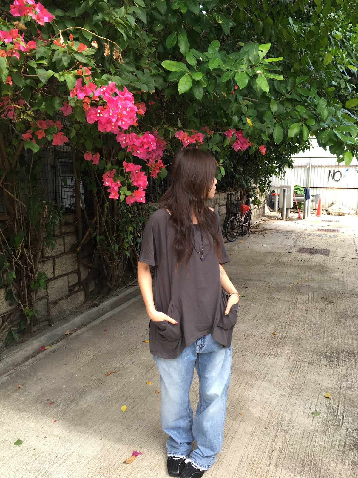 gathered neck pocket tee (charcoal)